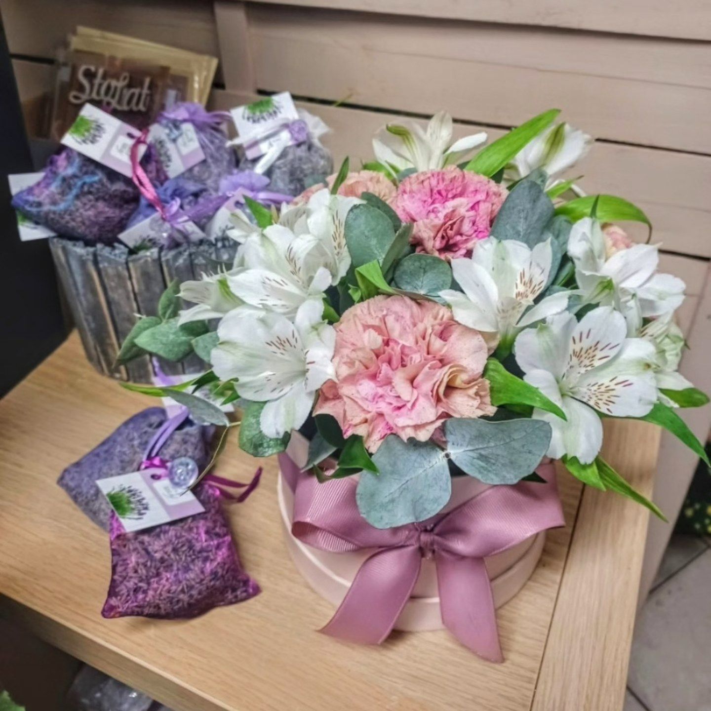 Flower box z alstromerią i goździkami