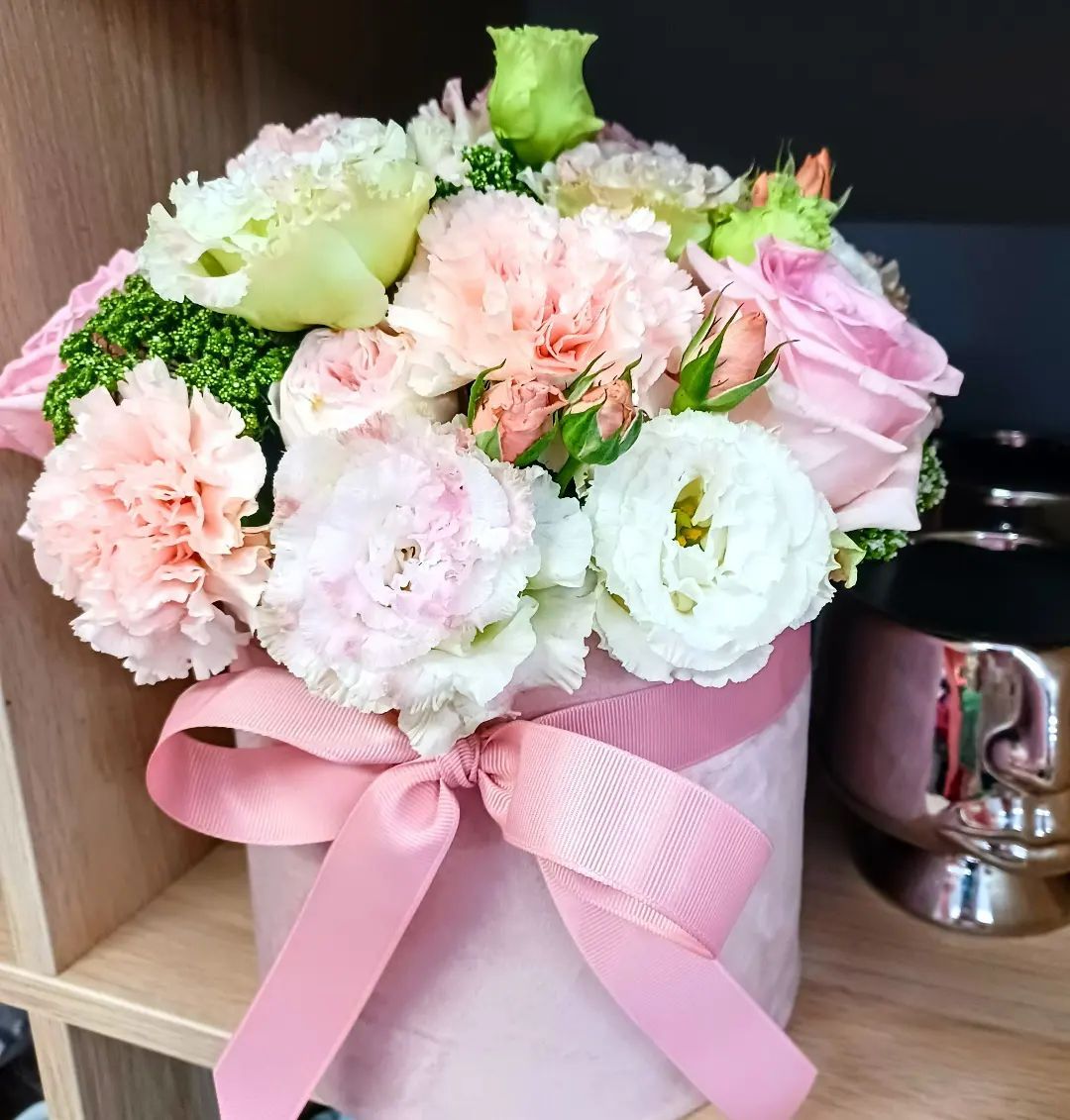 Flower box z różami, goździkami i eustomą