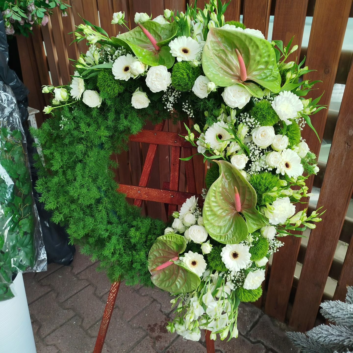 Wieniec na stojaku z anturium i miedzianych białych kwiatów