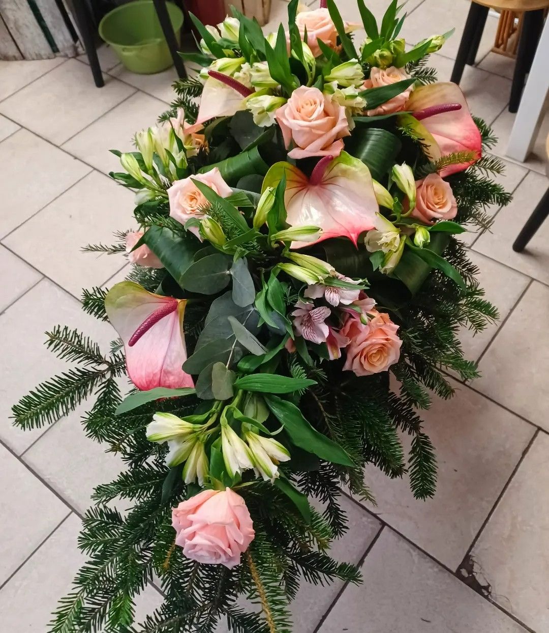 Palma anturium z różami i alstromerią