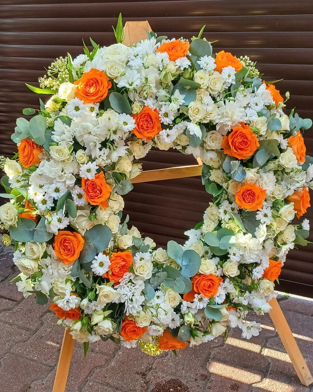 Wieniec na stojaku z różą białą i herbacianą z dodatkiem margaretek