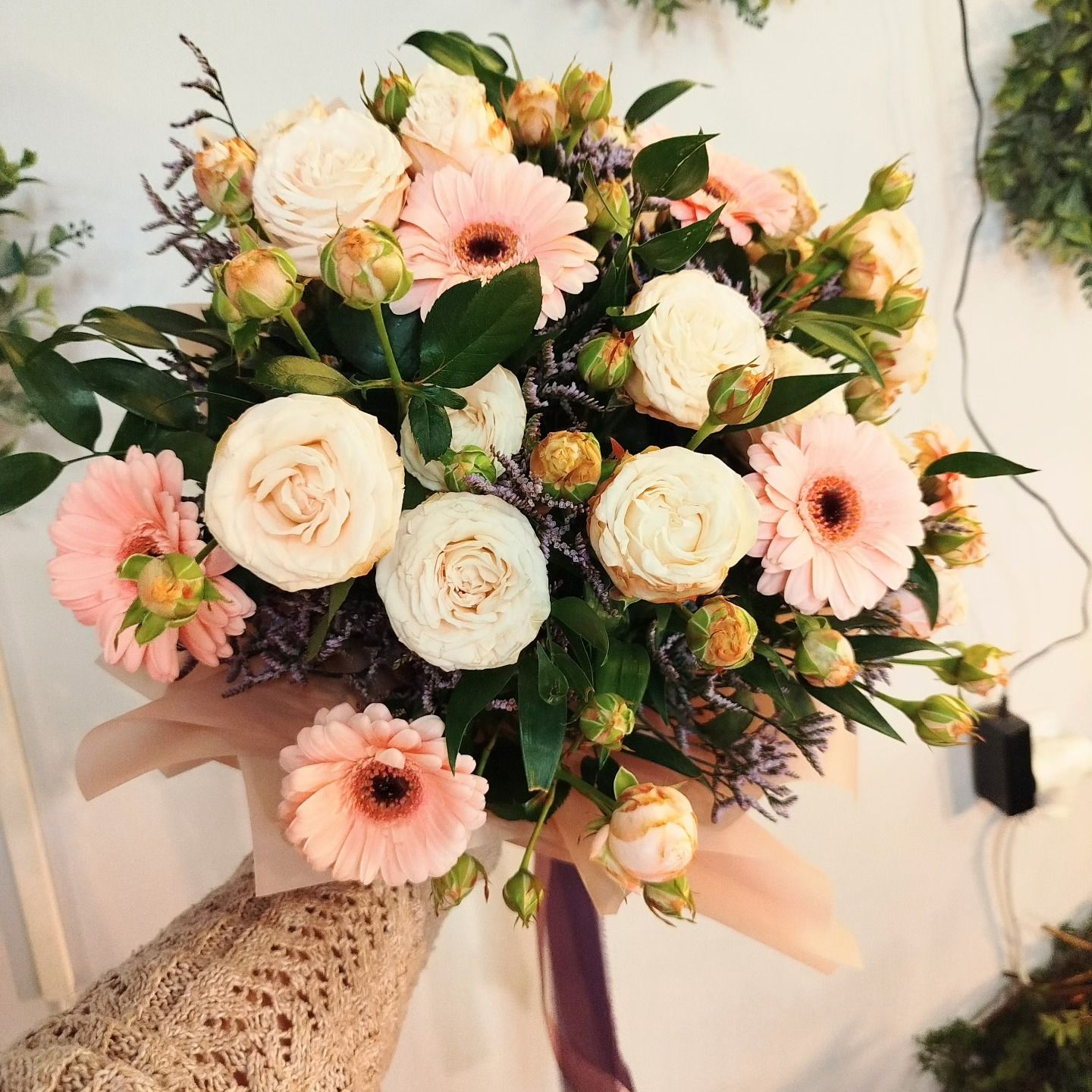 Bukiet mieszany z różami gałązkowymi i gerberami