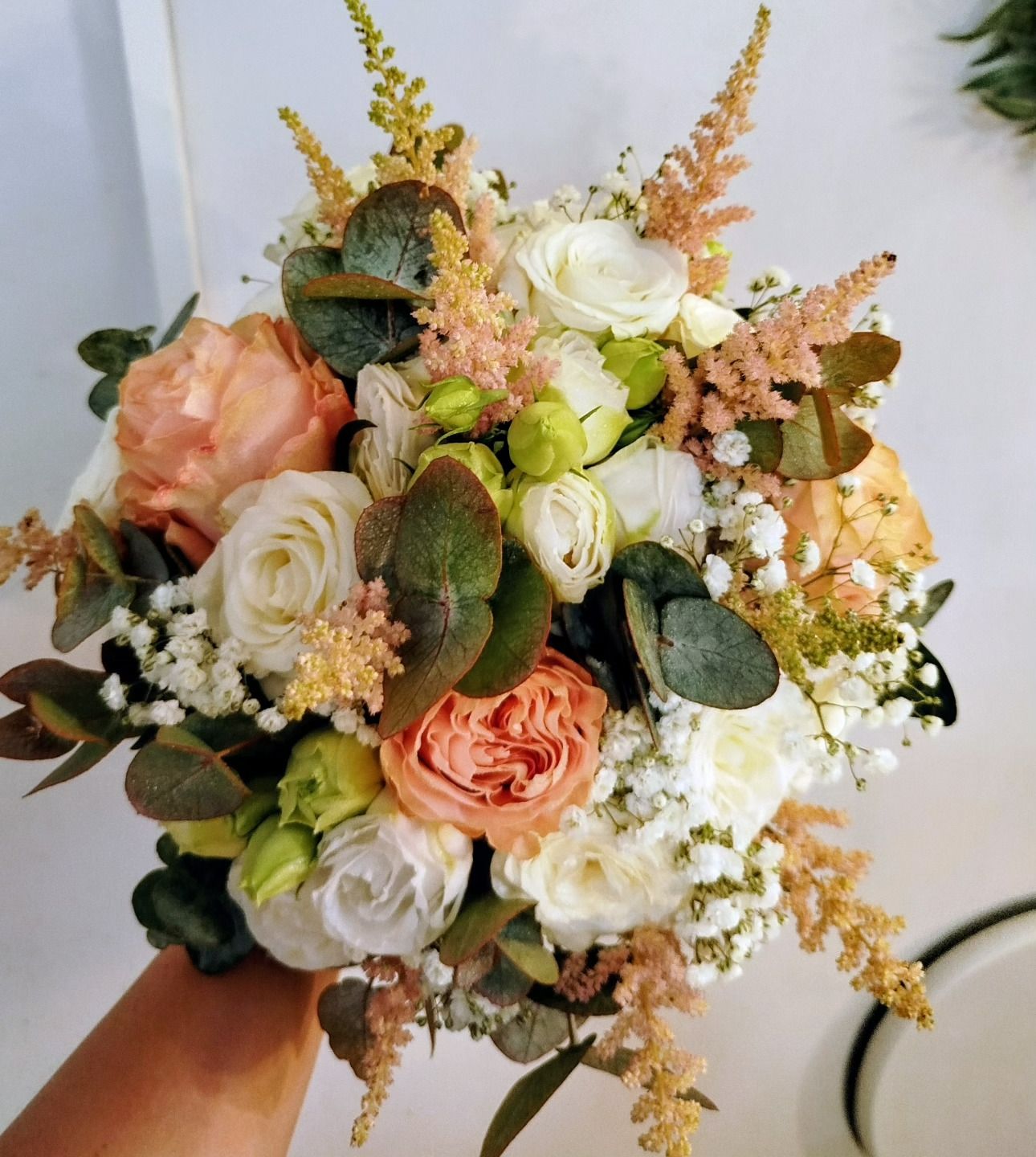 Bukiet ślubny z różami, eustomą i gipsówką