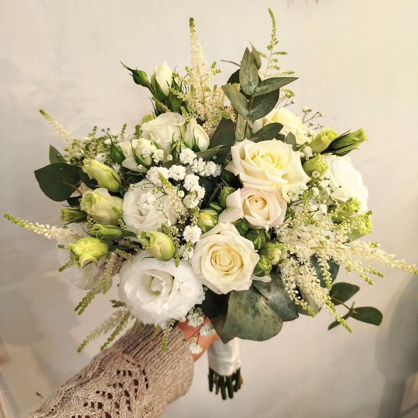 Bukiet ślubny z różami, eustomą i gipsówką