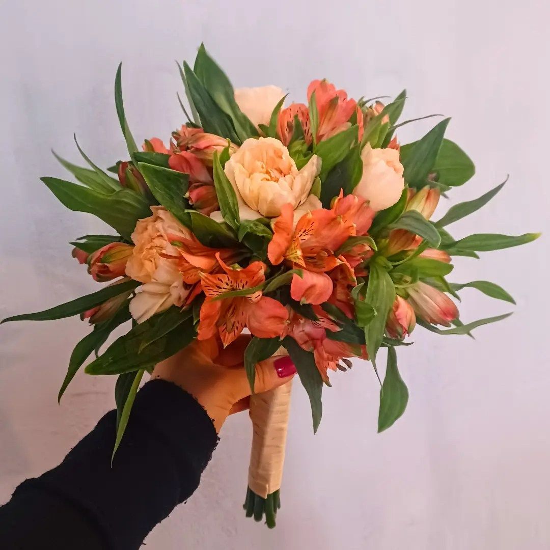 Bukiet ślubny z goździków i alstromerii