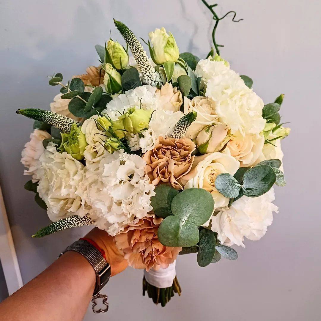 Bukiet ślubny z goździków, róż i eustomy