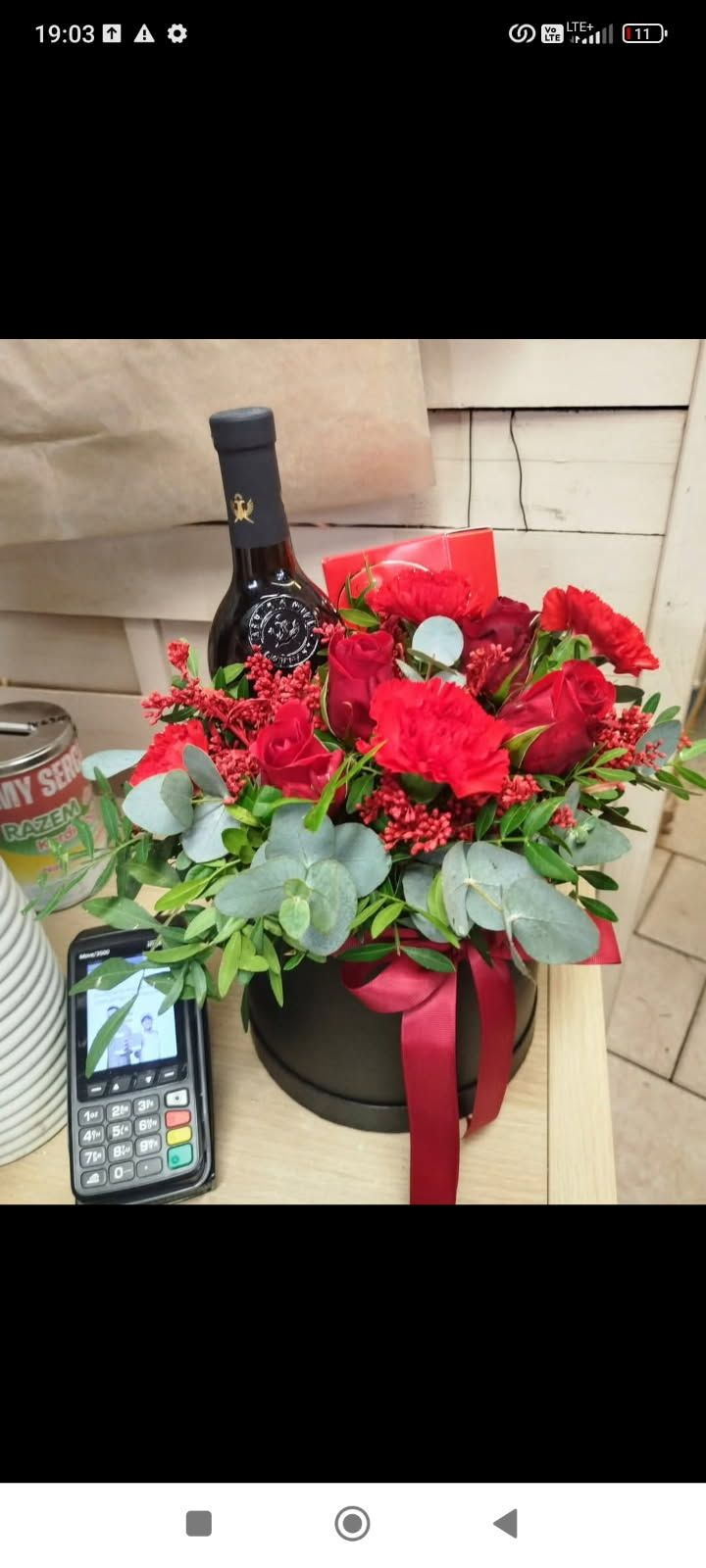 Flower box z goździkami, różami, winem i czekoladami