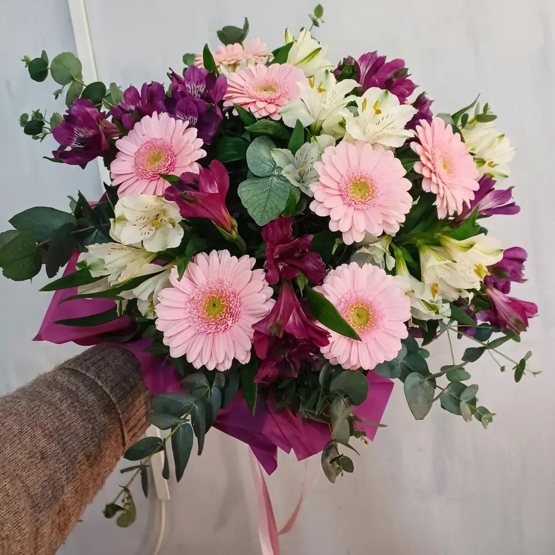 Bukiet mieszany z gerberami z alstromerią