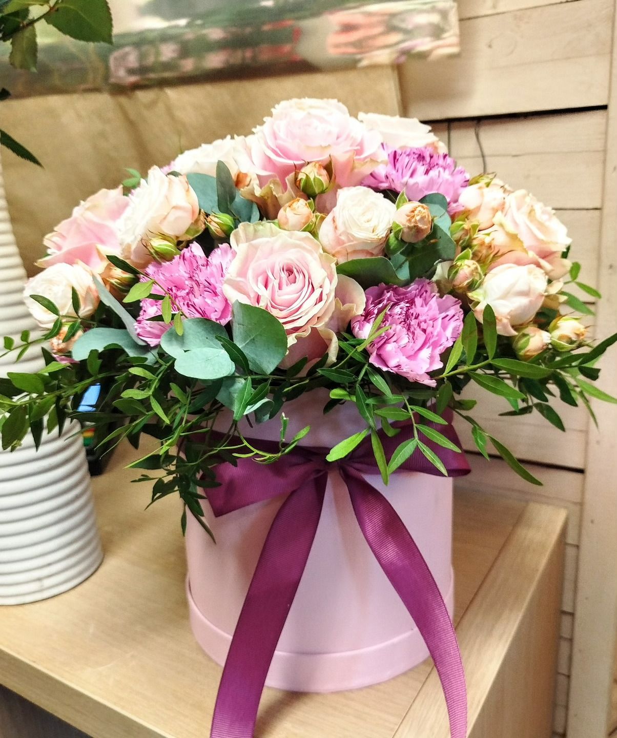 Flower box z różami i goździkikami