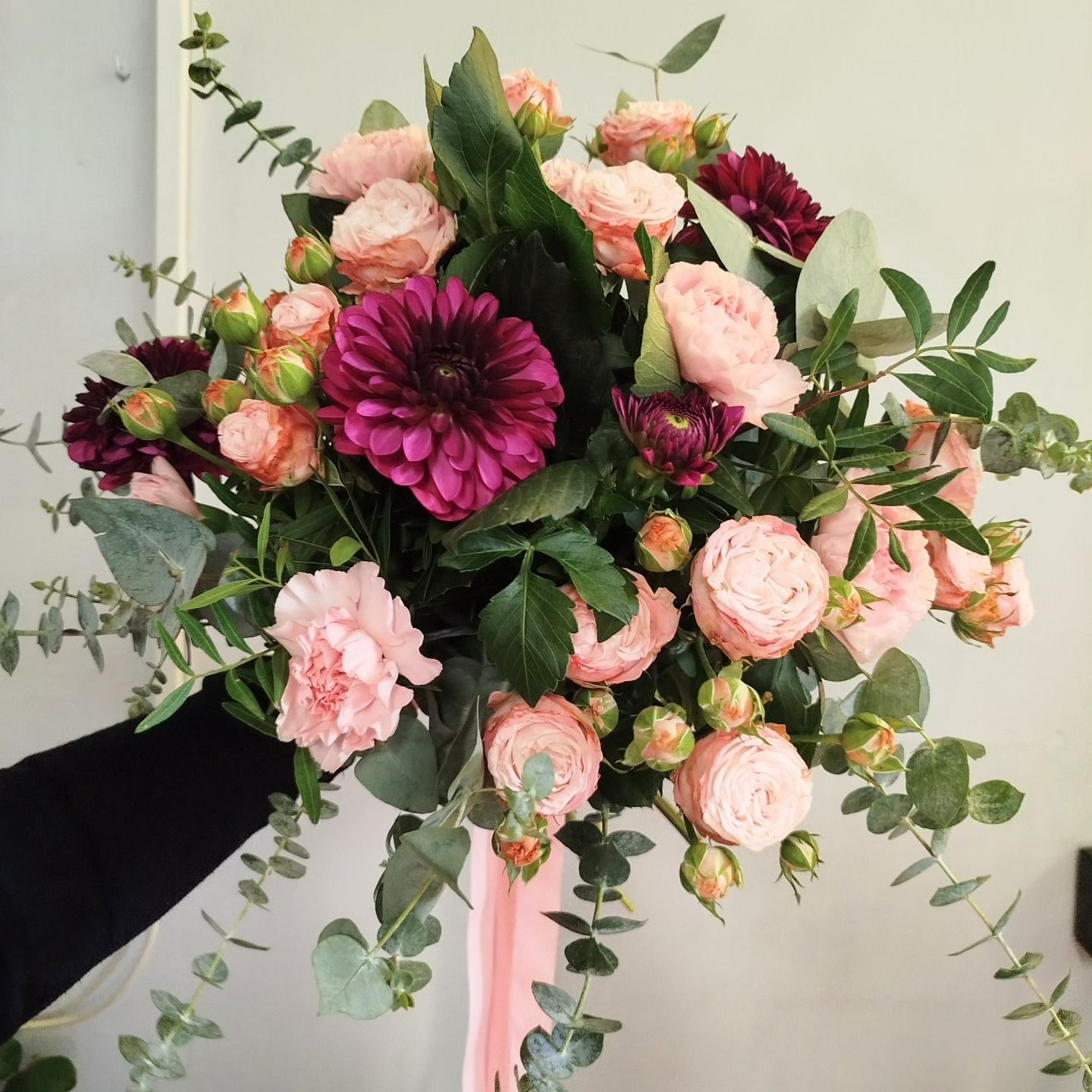 Bukiet mieszany różami gałązkowymi, goździkami i dalią