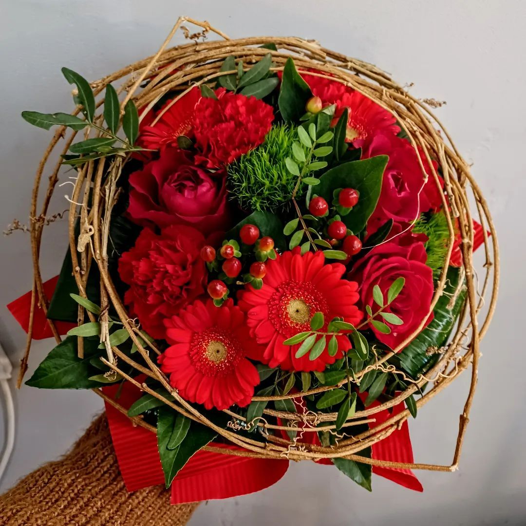 Bukiet mieszany z różami, gerberami, goździkami i dziurawcem