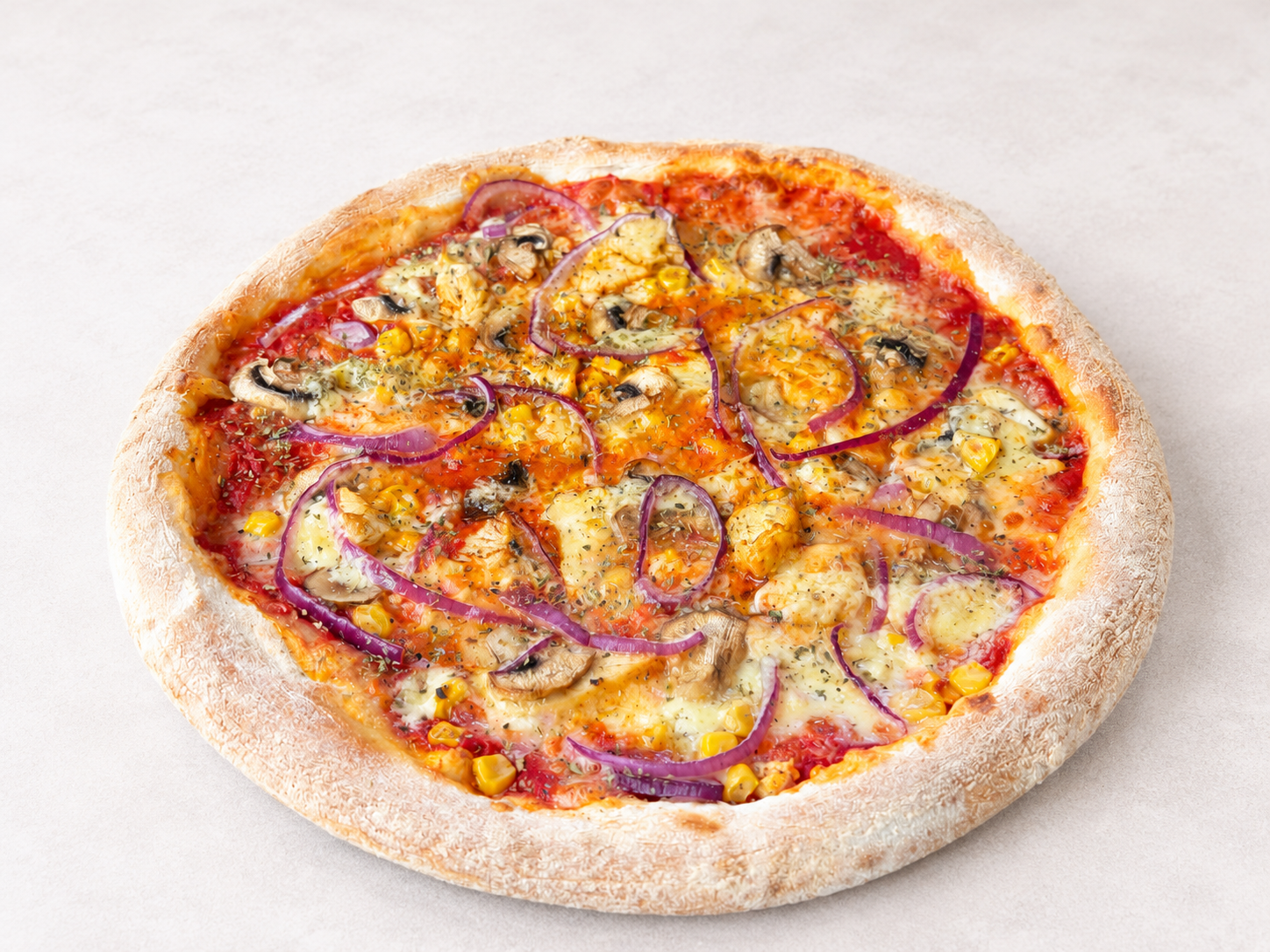 Pizza z serem, pieczarkami, cebulą i kukurydzą na cienkim cieście.