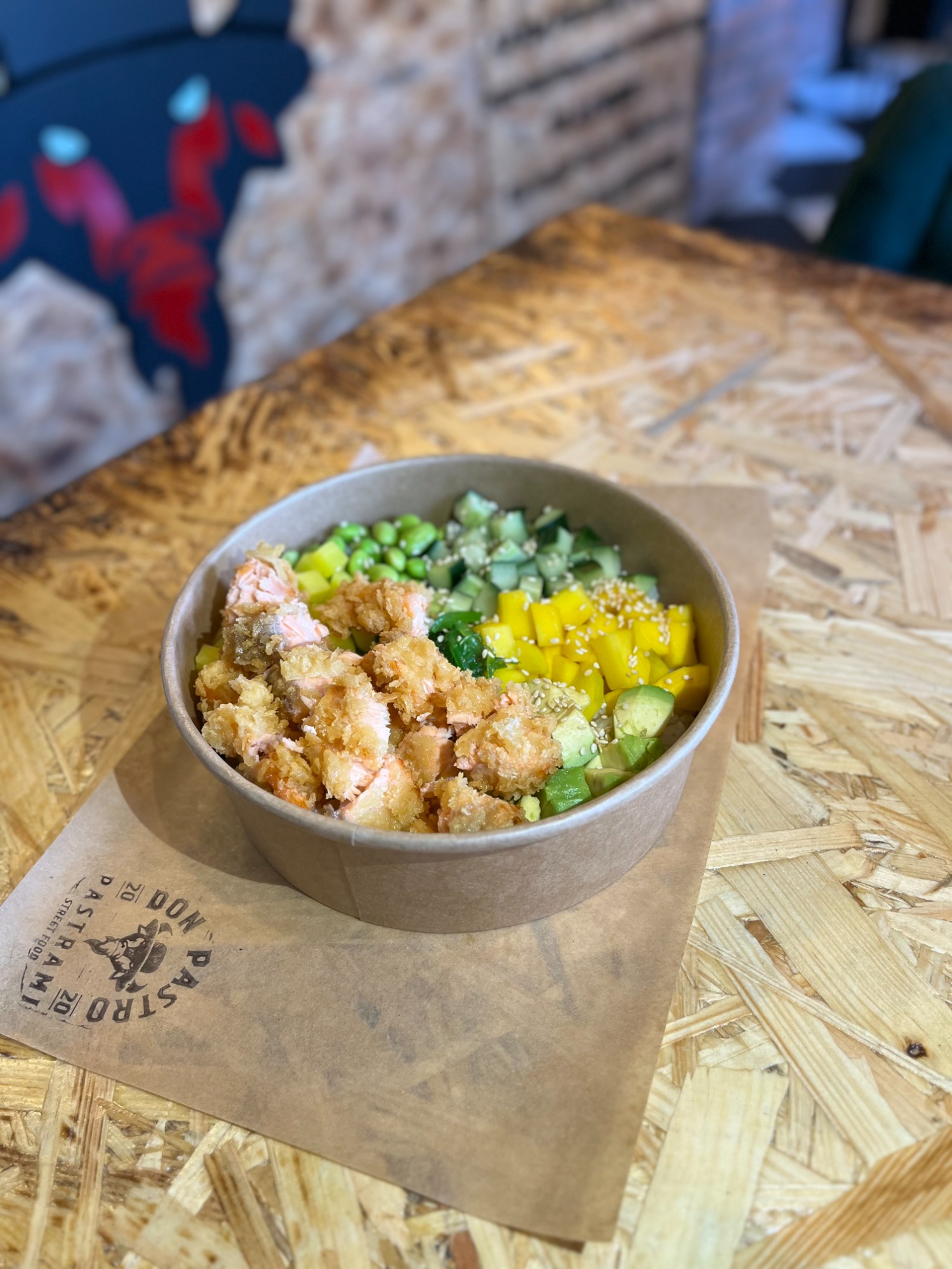 2. POKE BOWL CHRUPIĄCY ŁOSOŚ