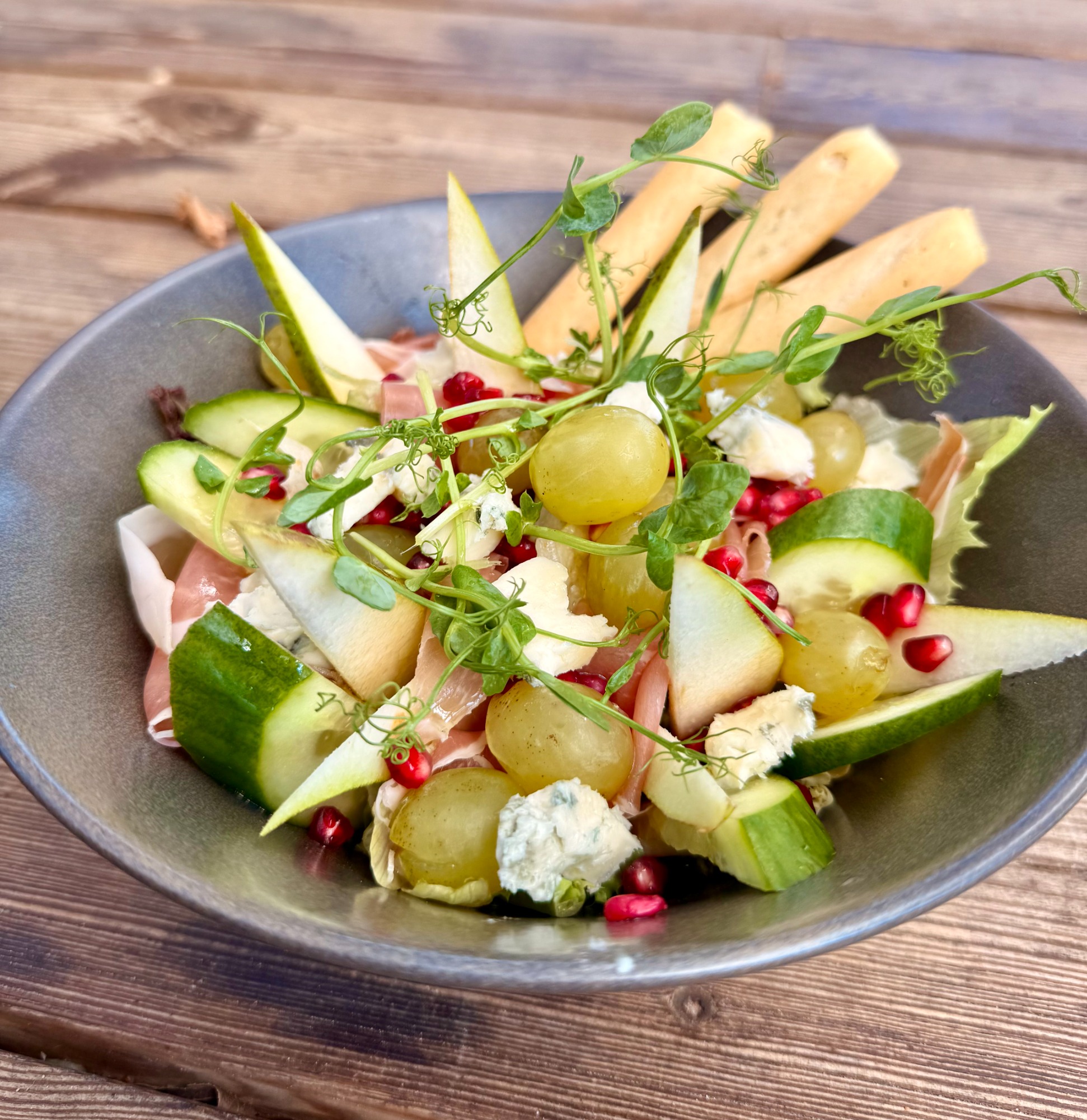 Sałatka z szynką prosciutto