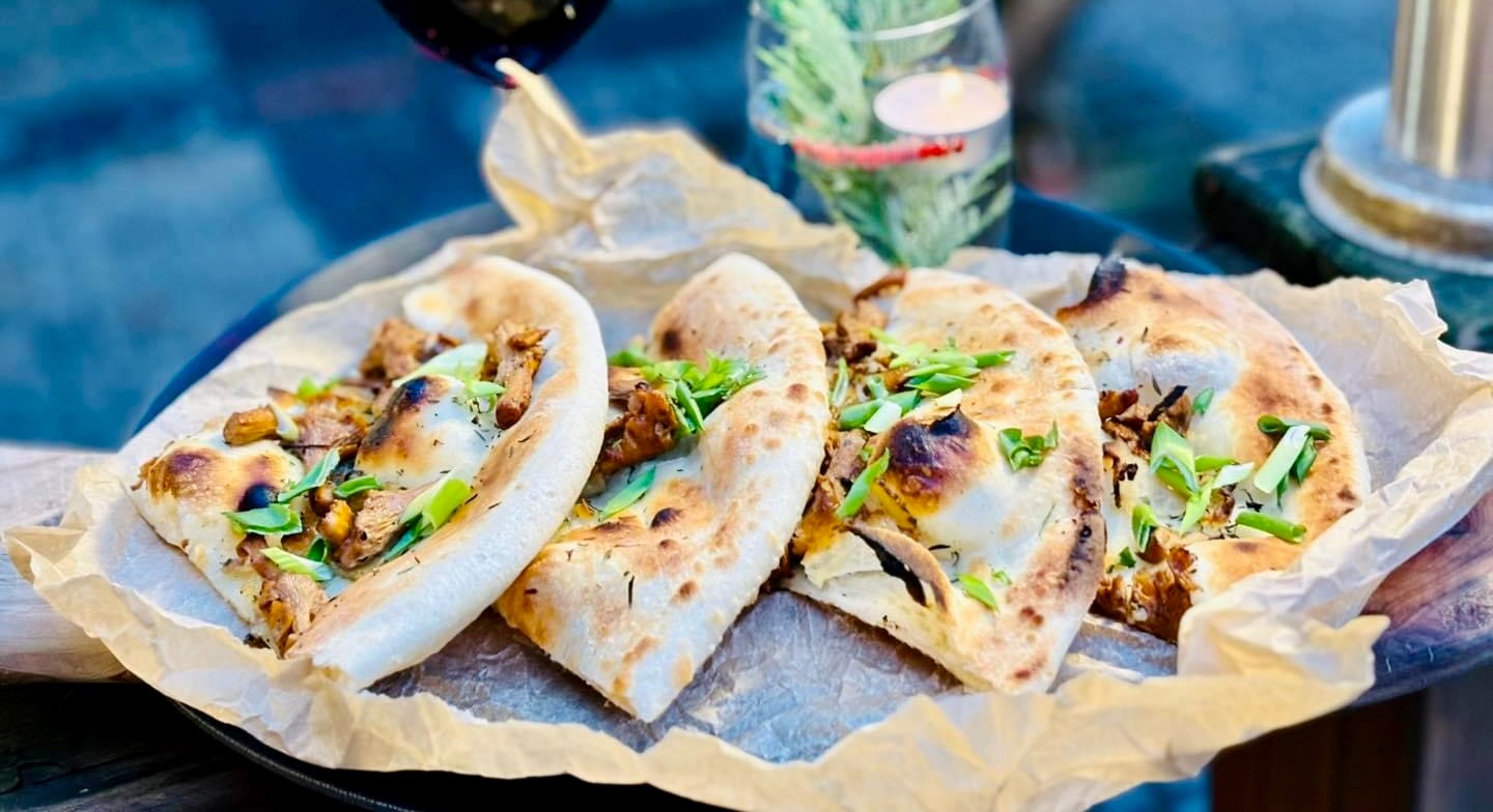 Podpłomyk z kurkami i słoniną