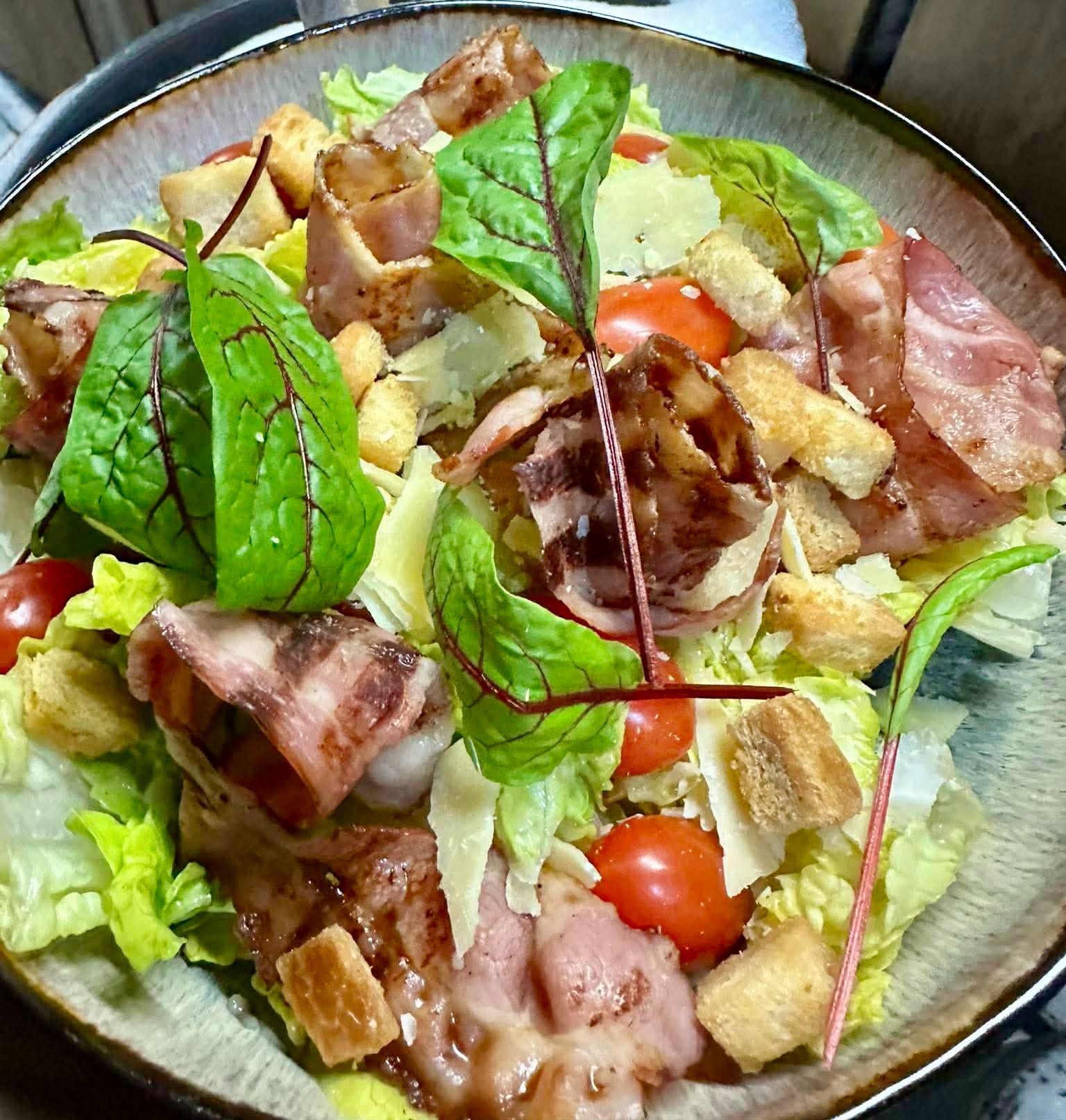 Sałata rzymska z bekonem i sosem cezar