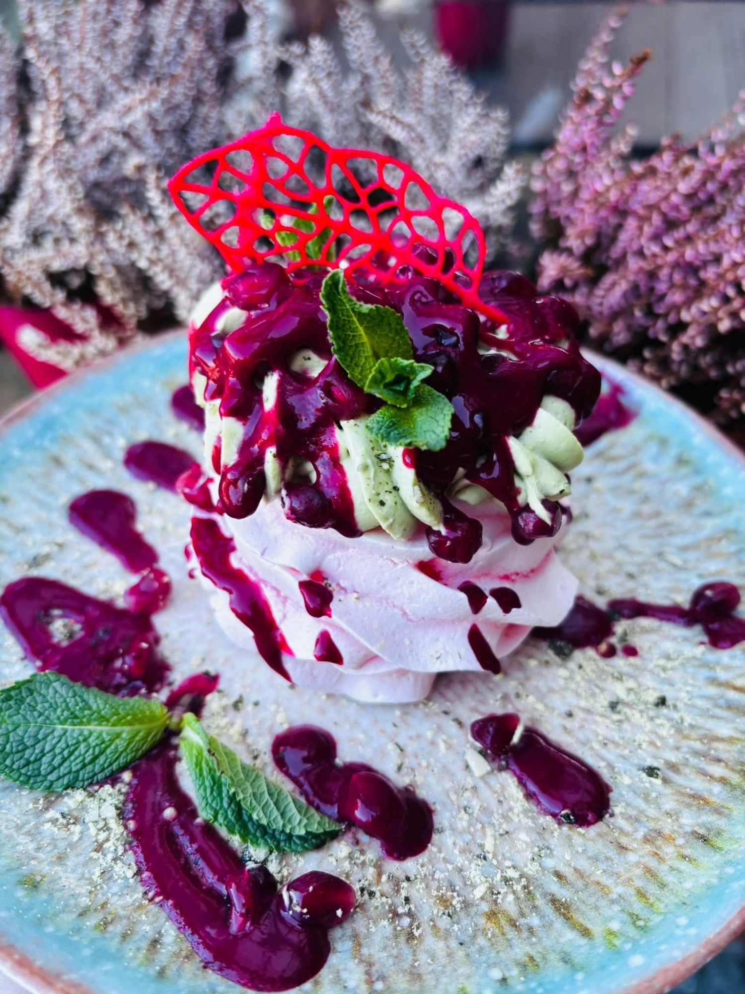 Beza malinowa z kremem pistacjowym