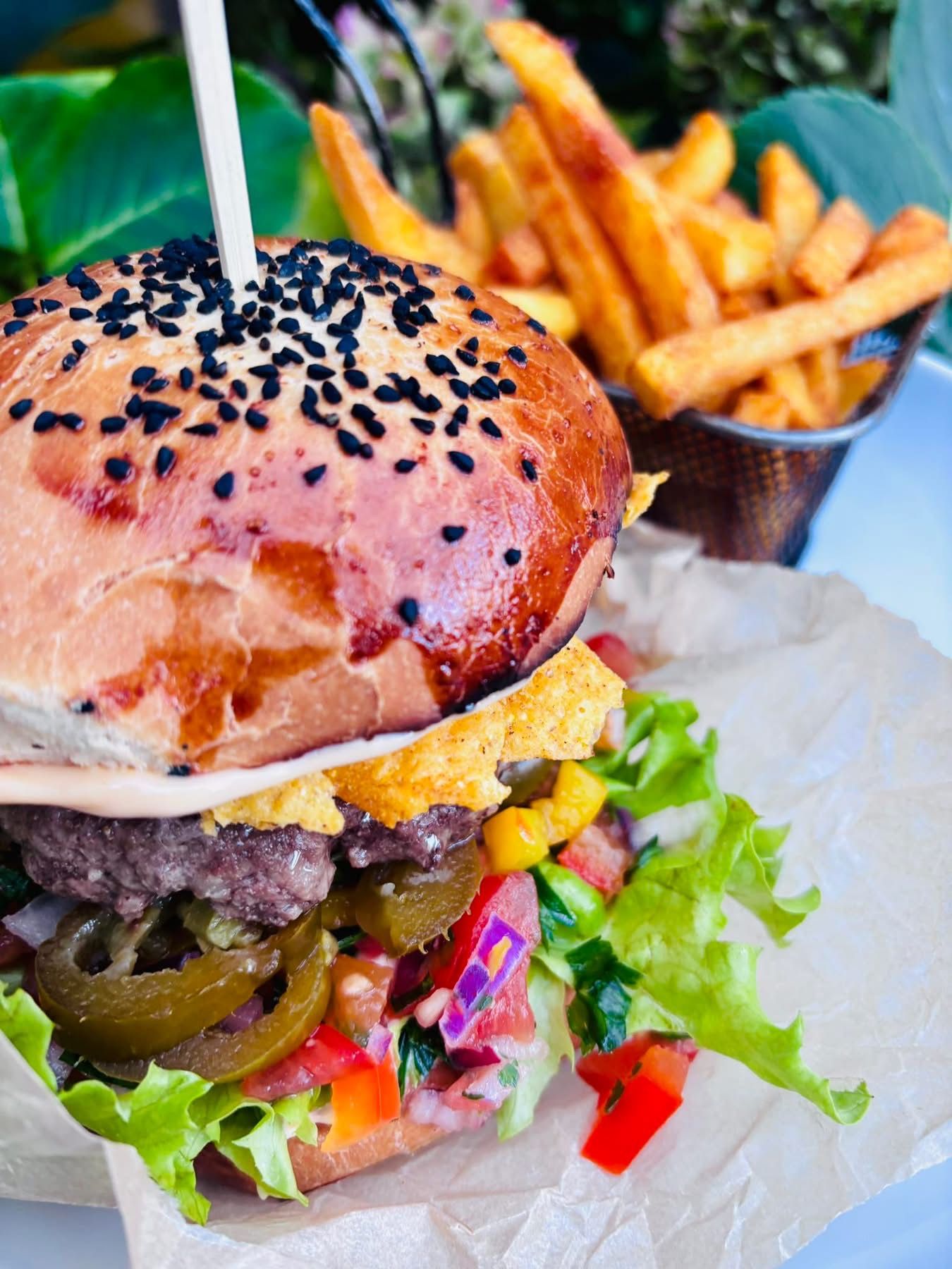 Burger wołowy z jalapeno