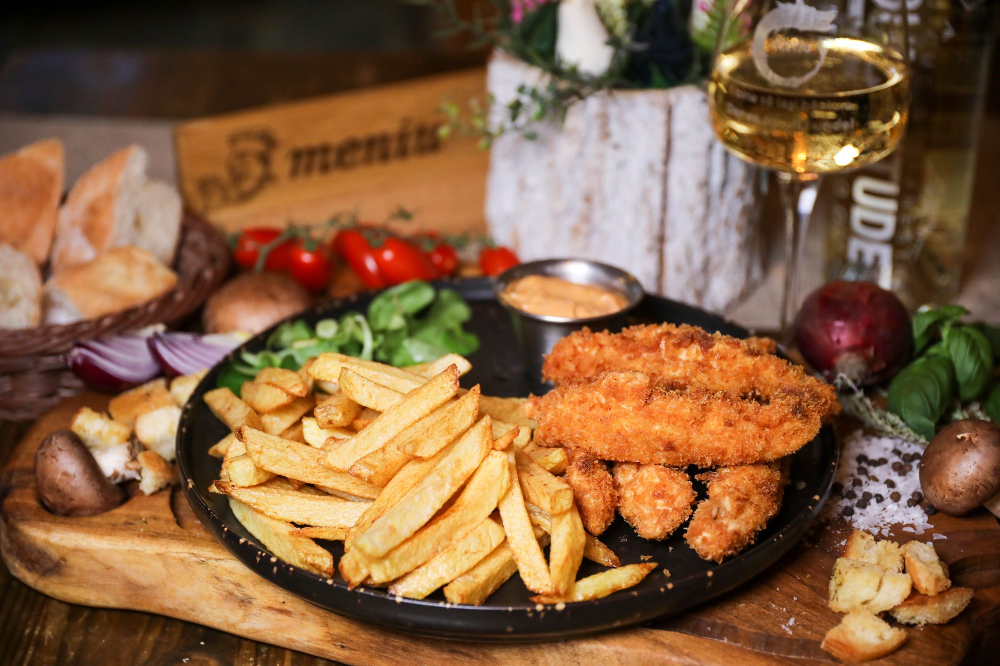 Gujon de pui cu cartofi și sos