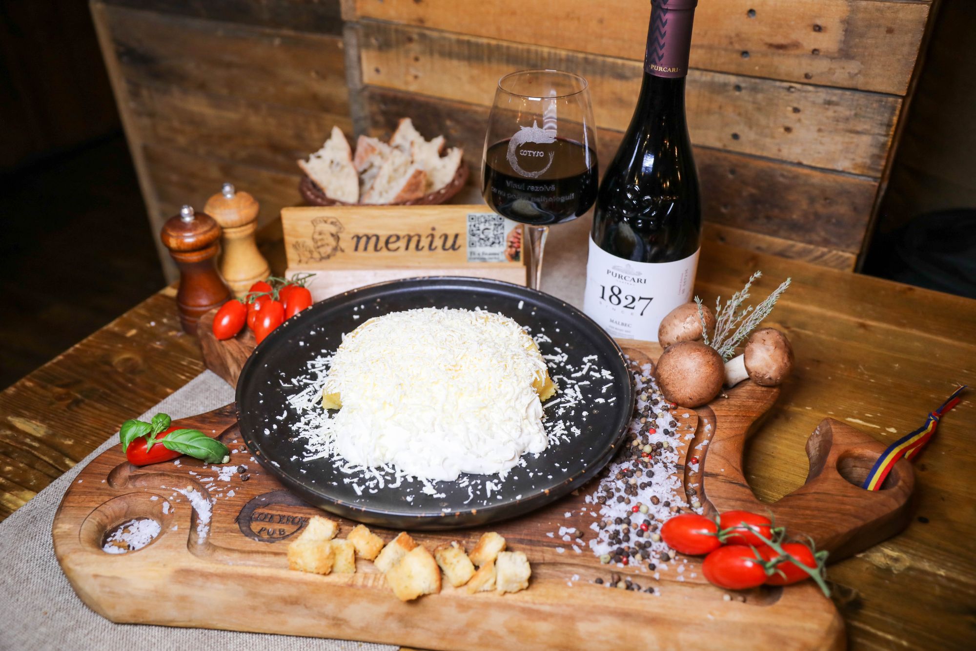 Mămăligă cu brânză și smântână