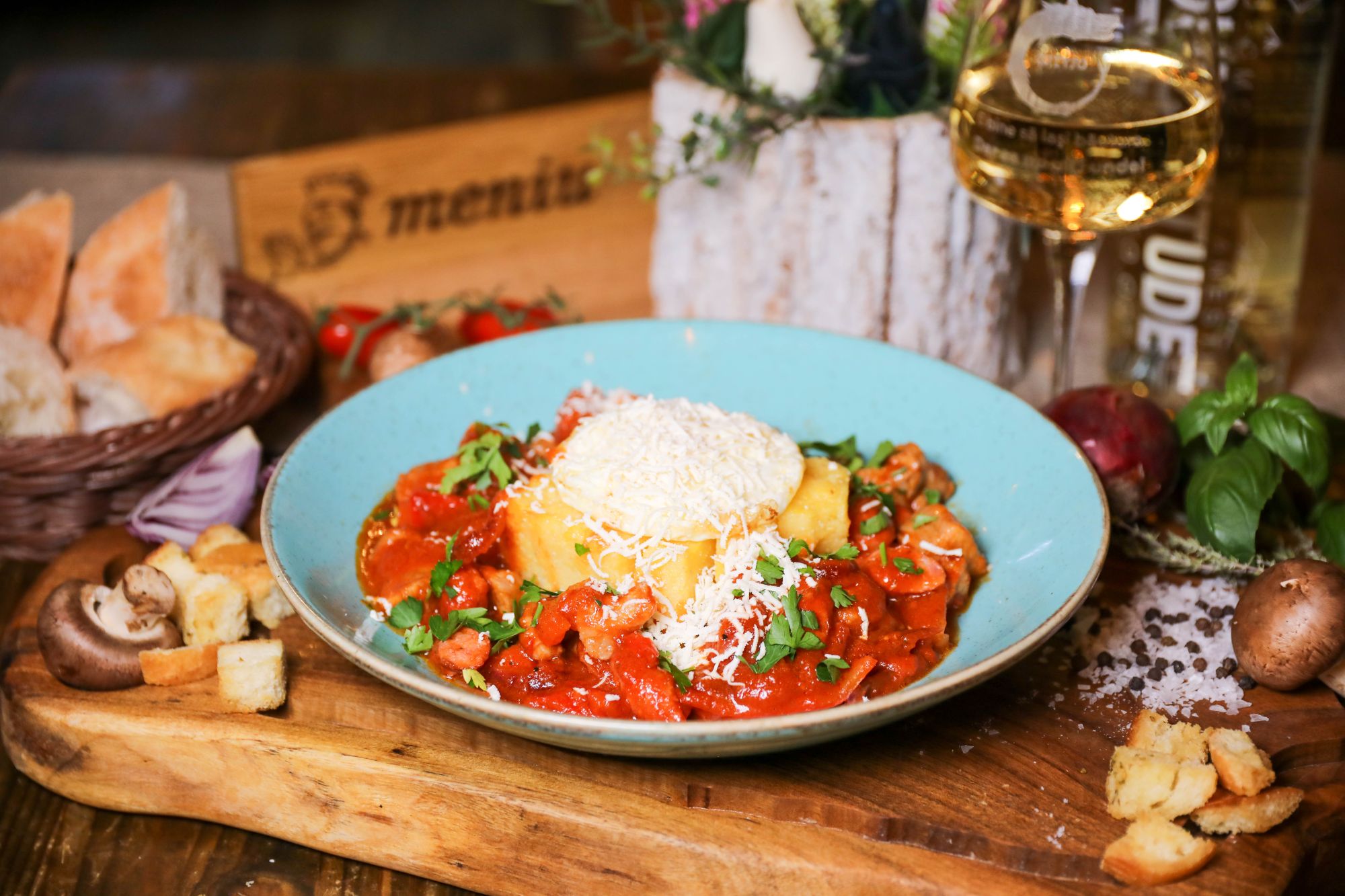 Tochitură de pui cu mămăligă și ou