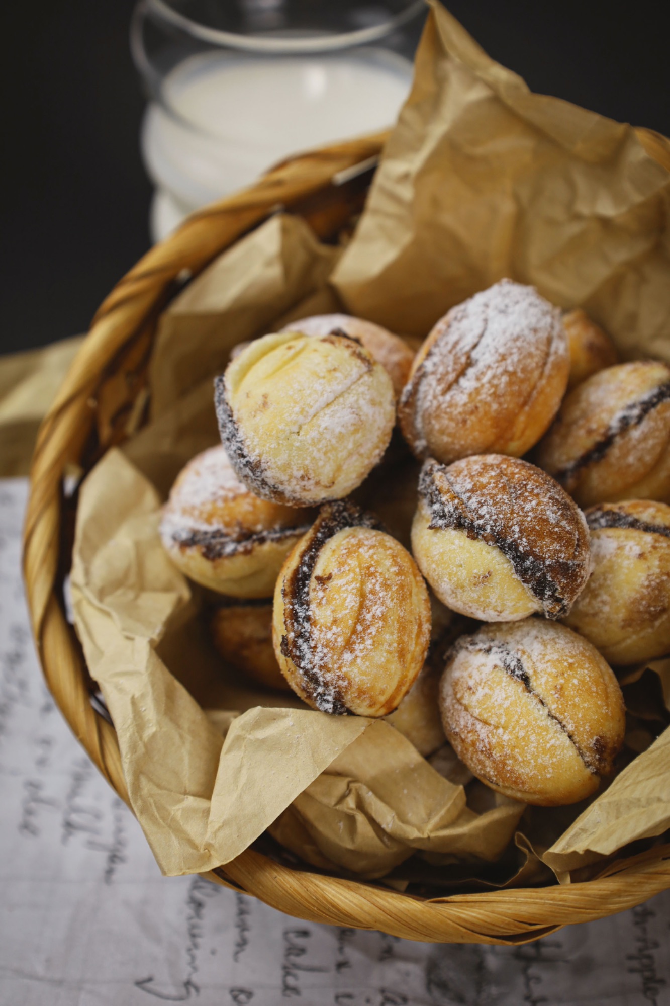 Nuci umplute cu ciocolată – 100 g