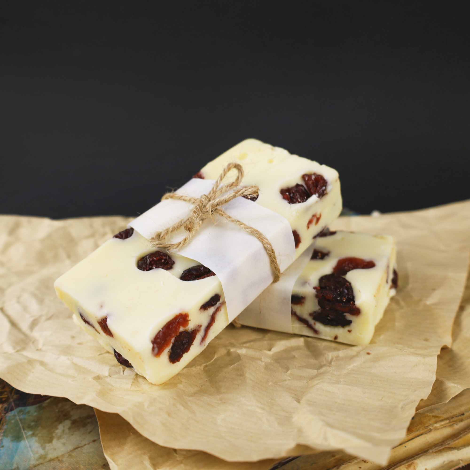 Ciocolată de casă albă cu merișoare – 100 g