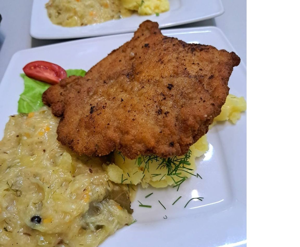 Schabowy klasyczny + ziemniaki, surówki, kompot