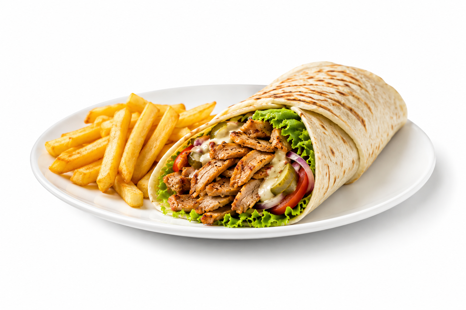 Tortilă umplută cu carne de pui, salată și legume, servită cu cartofi prăjiți.