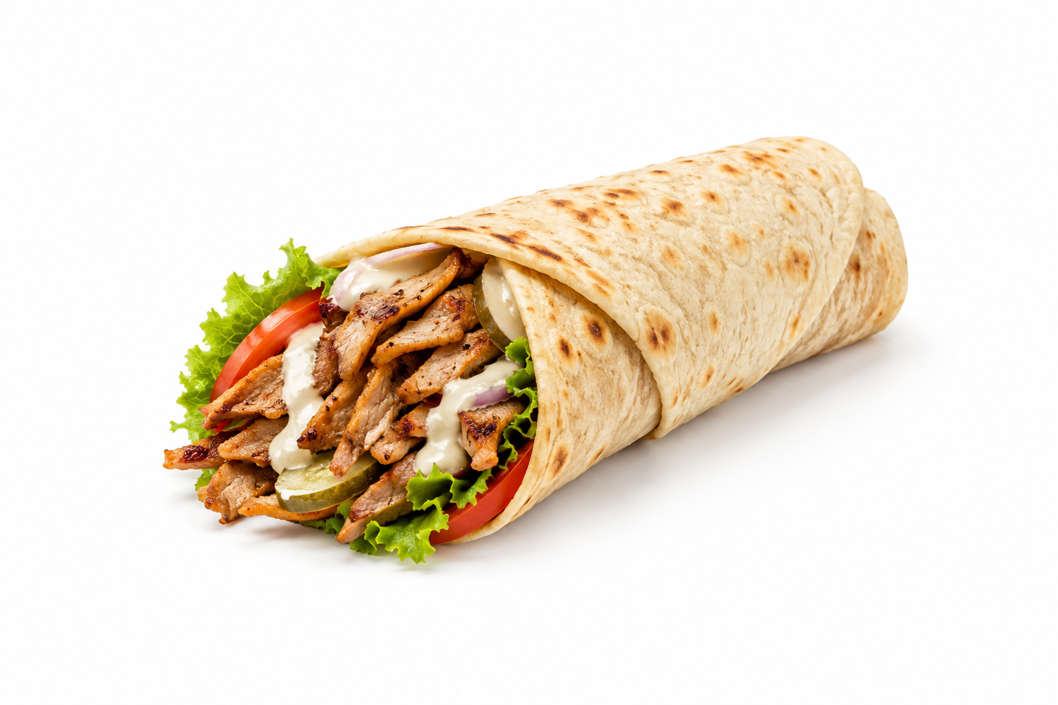 Wrap cu carne friptă, salată, roșii și sos, învelit în pită moale.