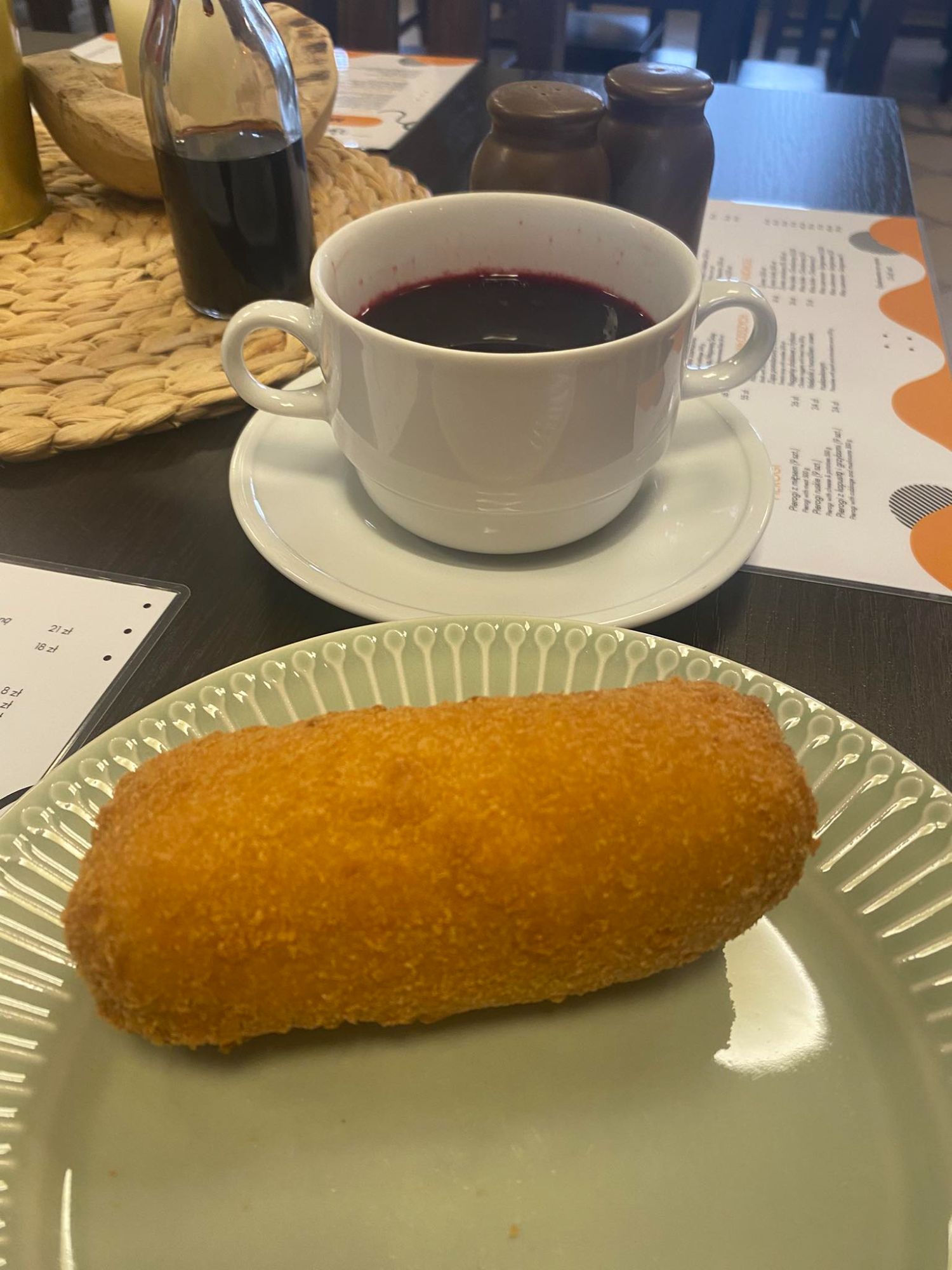 Barszcz czerwony z krokietem z mięsem