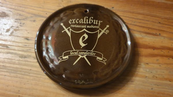 Suport de pahar din ceramica cu sigla Excalibur