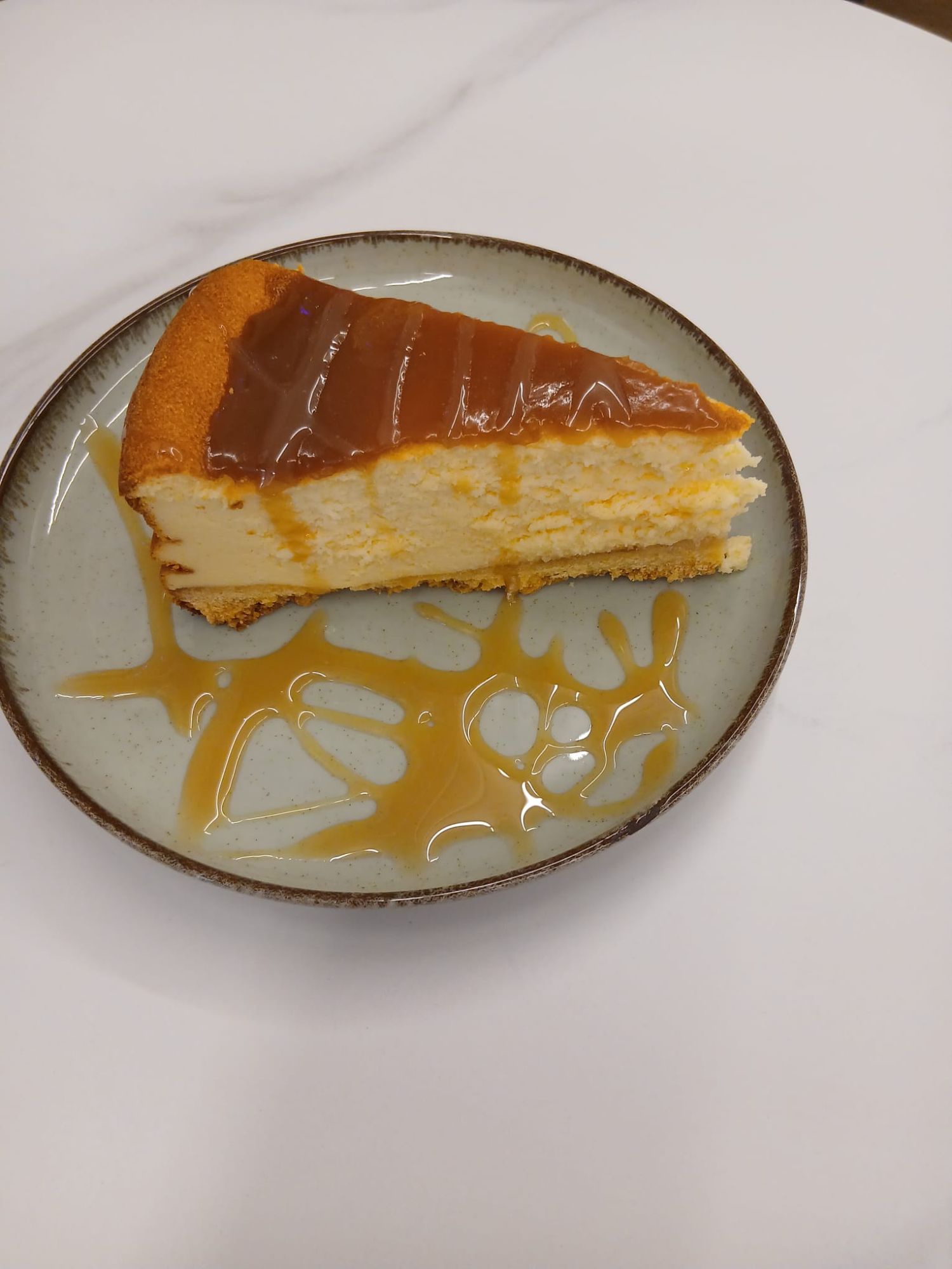 Sernik z słonym karmelem