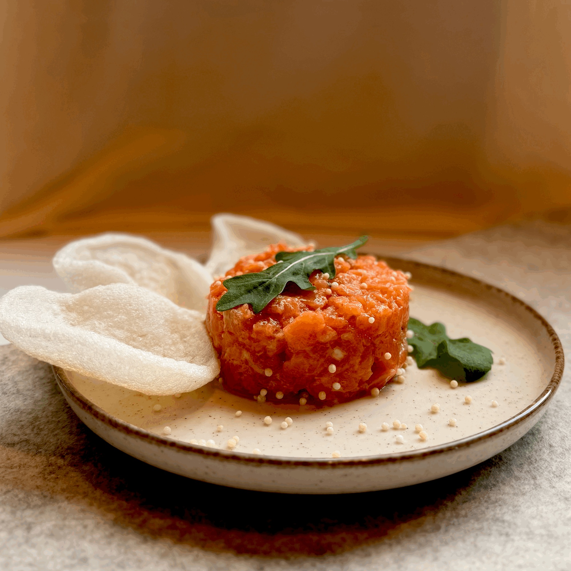 Tatar z łososia – tatar z łososia, chipsy krewetkowe (150g)