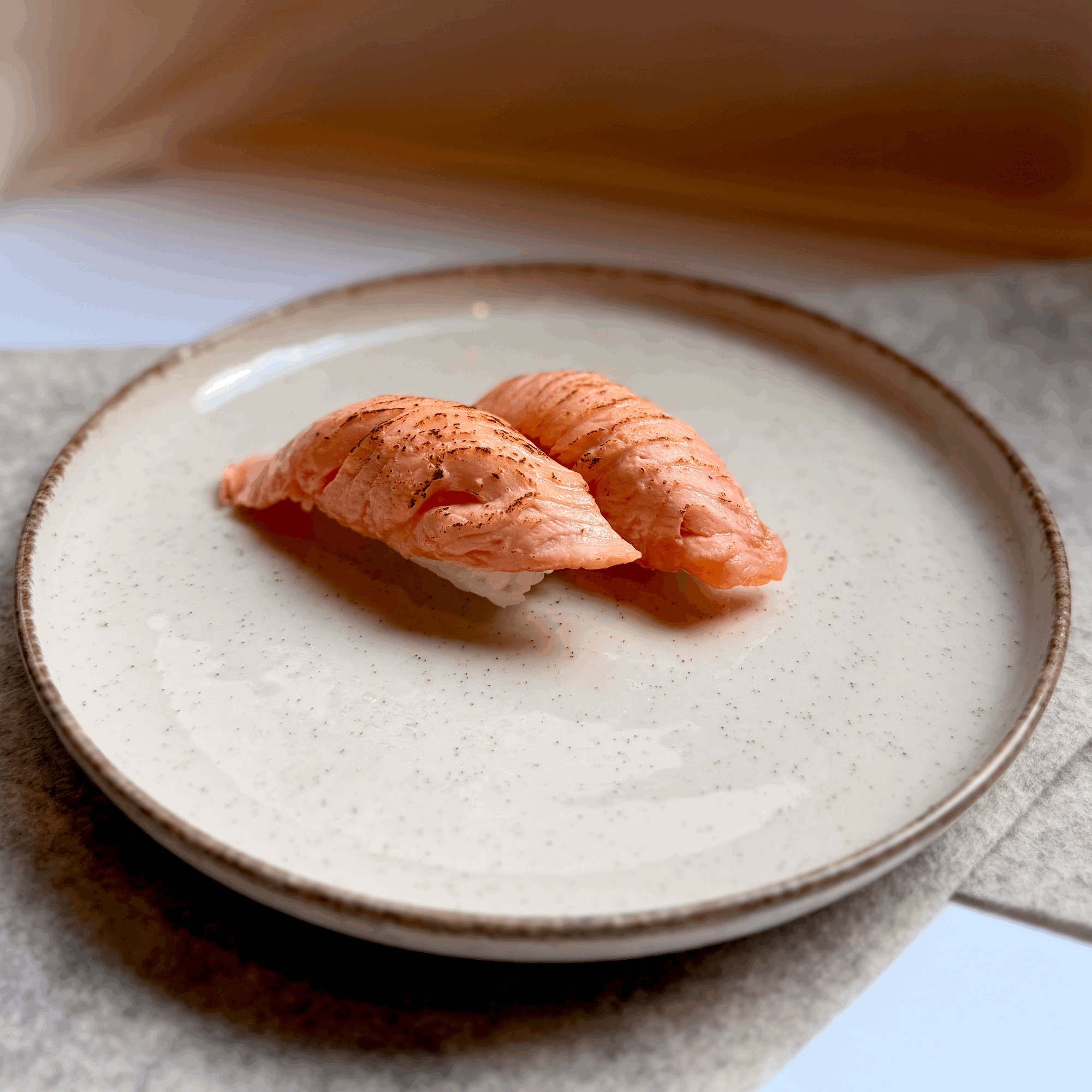 Nigiri łosoś opalany