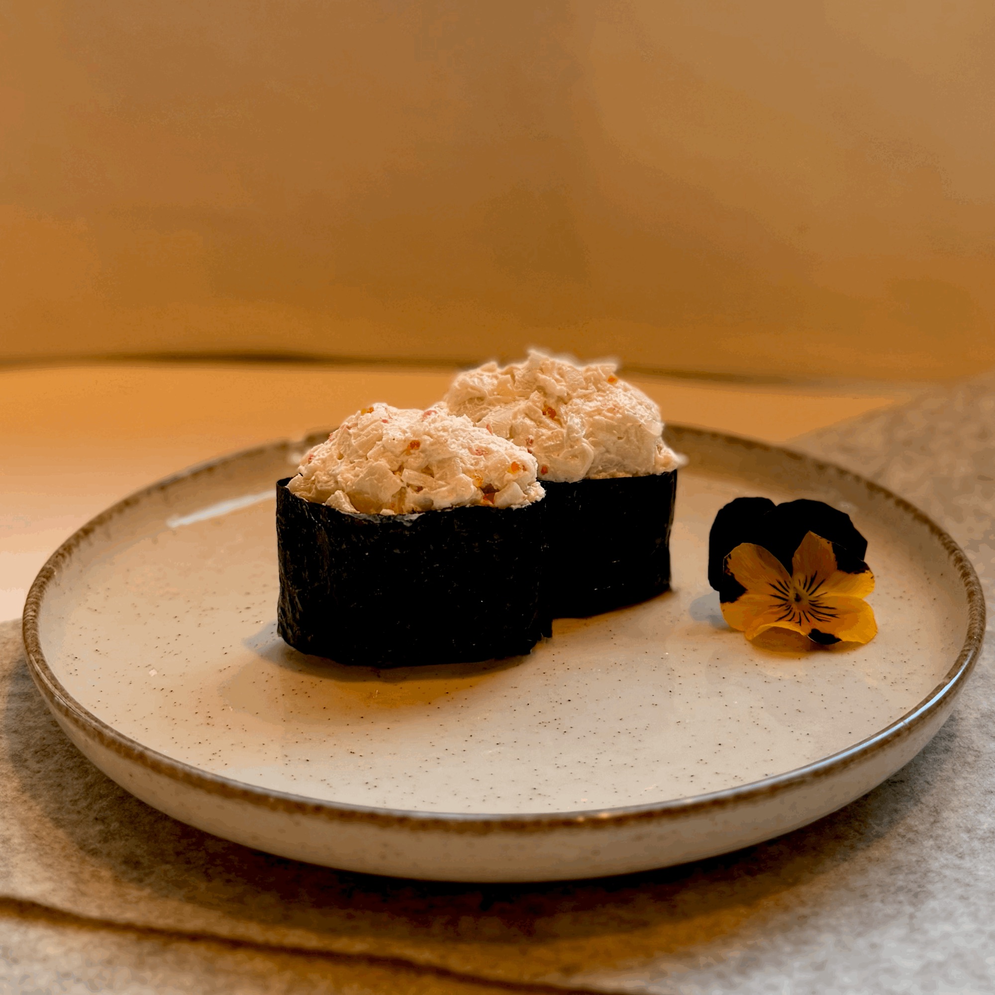 Gunkan sałatka z surimi