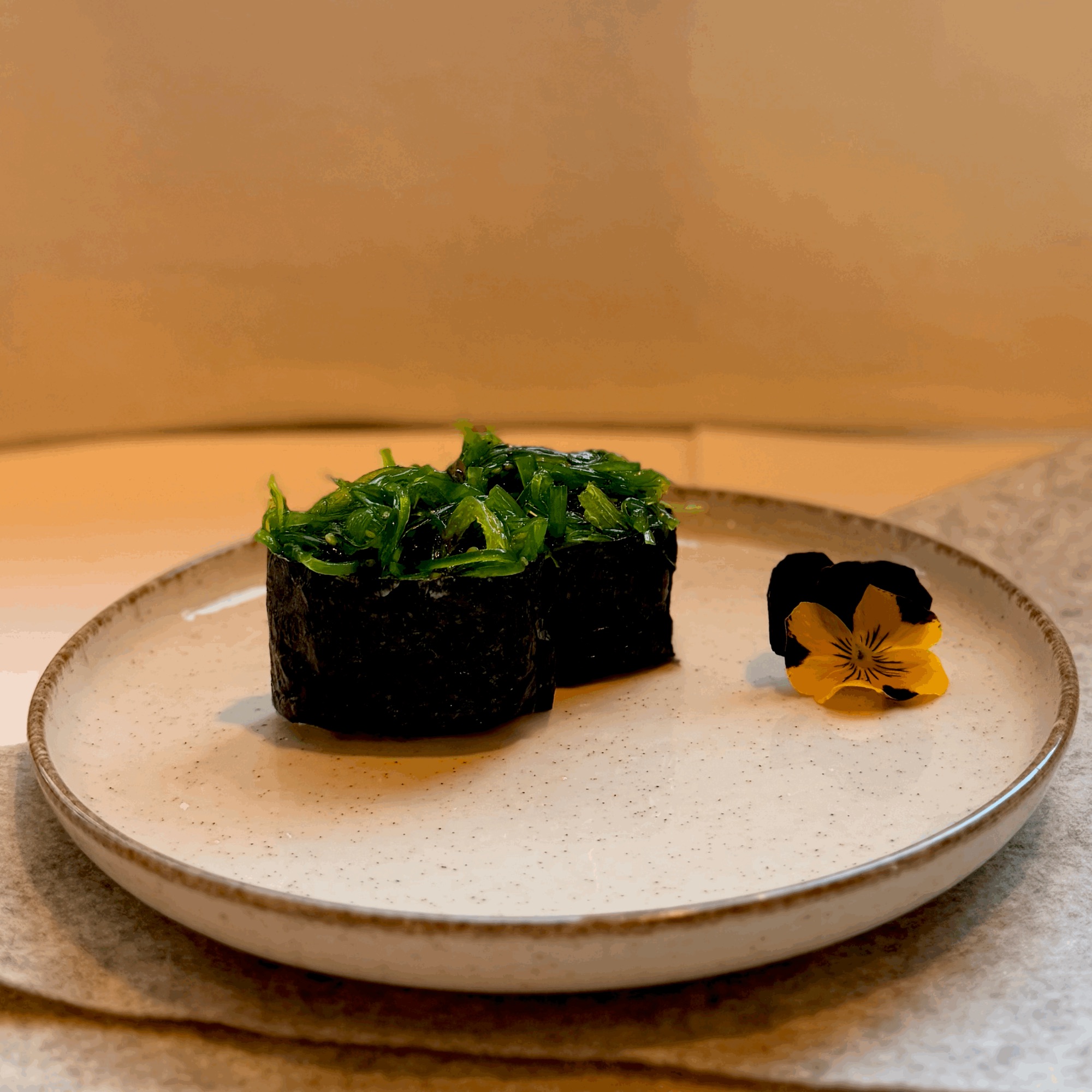 Gunkan goma wakame