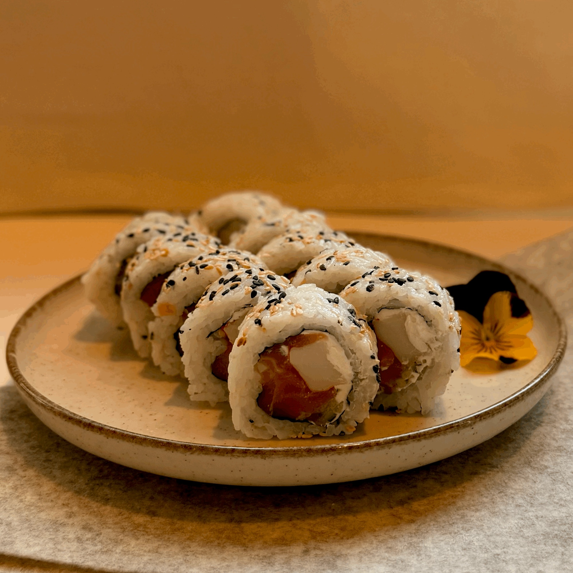 California Maki Łosoś + surimi