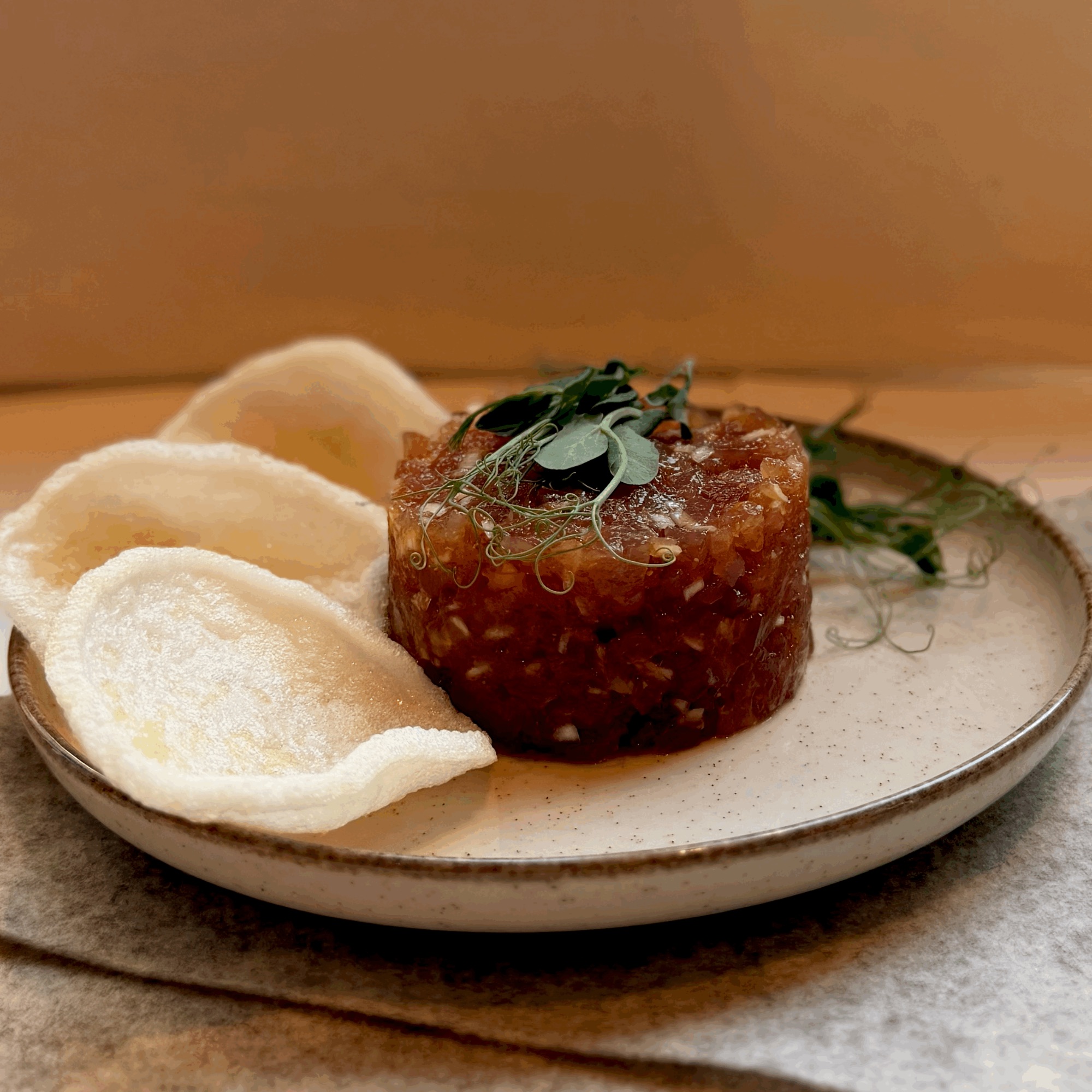 Tatar z tuńczyka – tatar z tuńczyka, chipsy krewetkowe (150g)