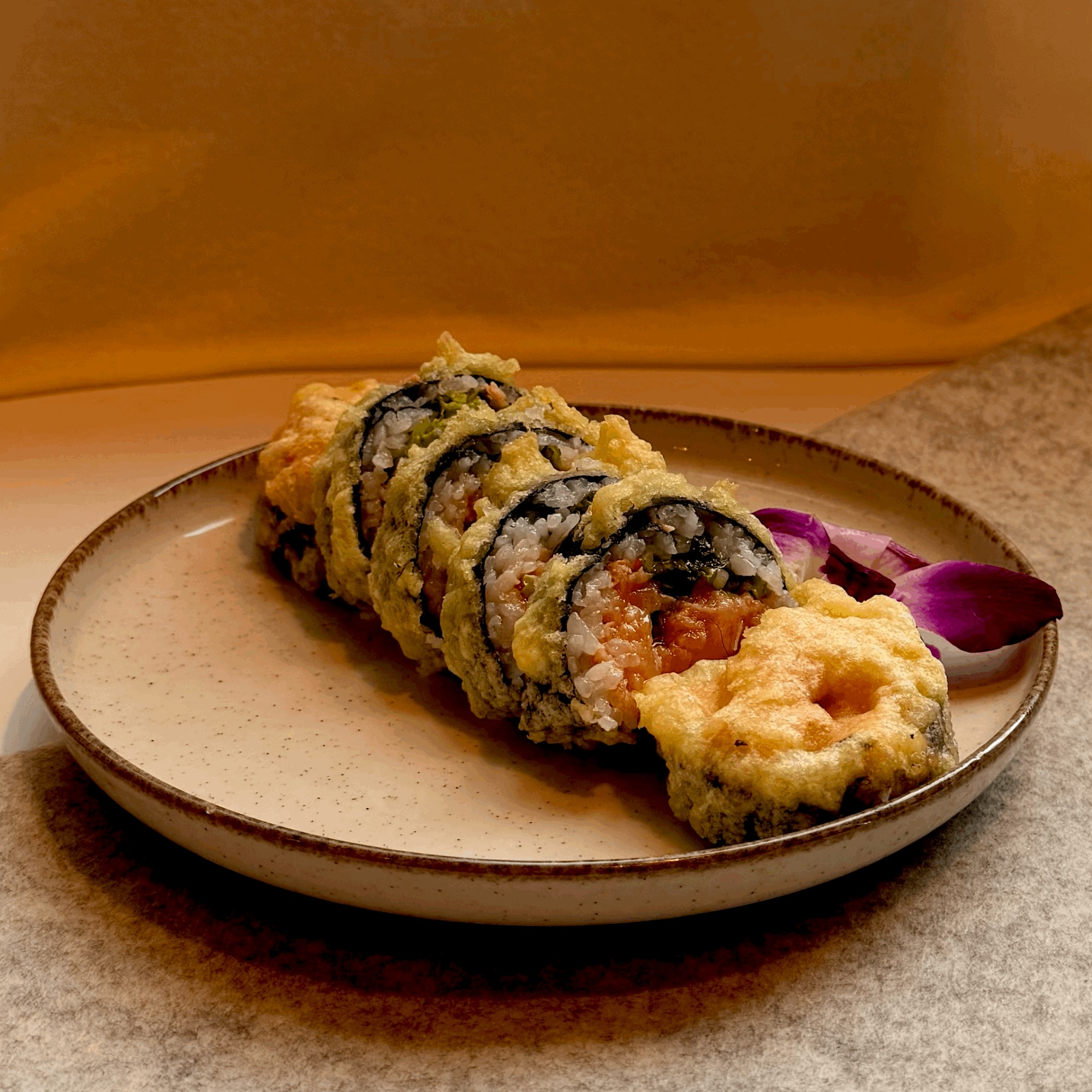 Futomaki Tatar łosoś w tempurze