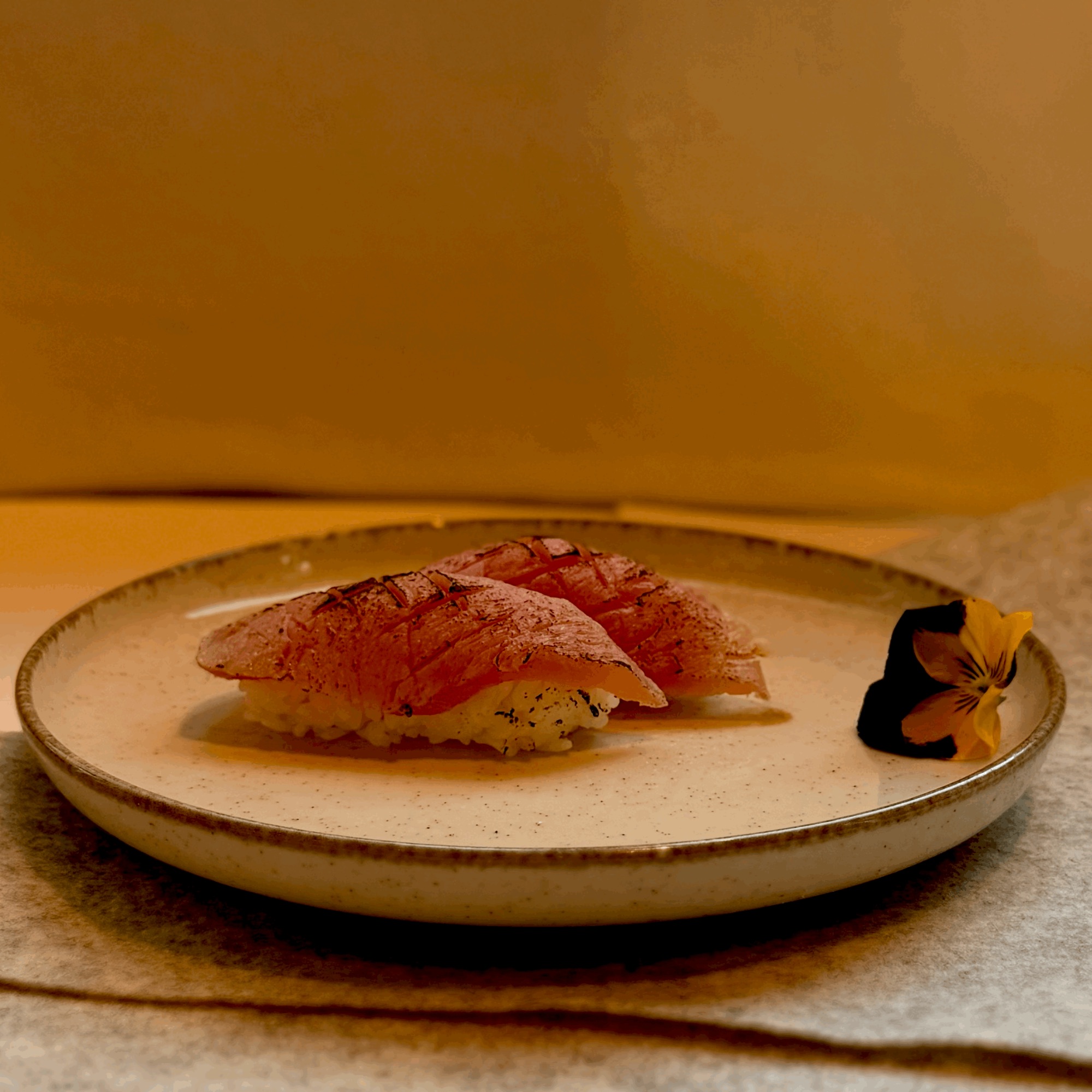 Nigiri tuńczyk opalany