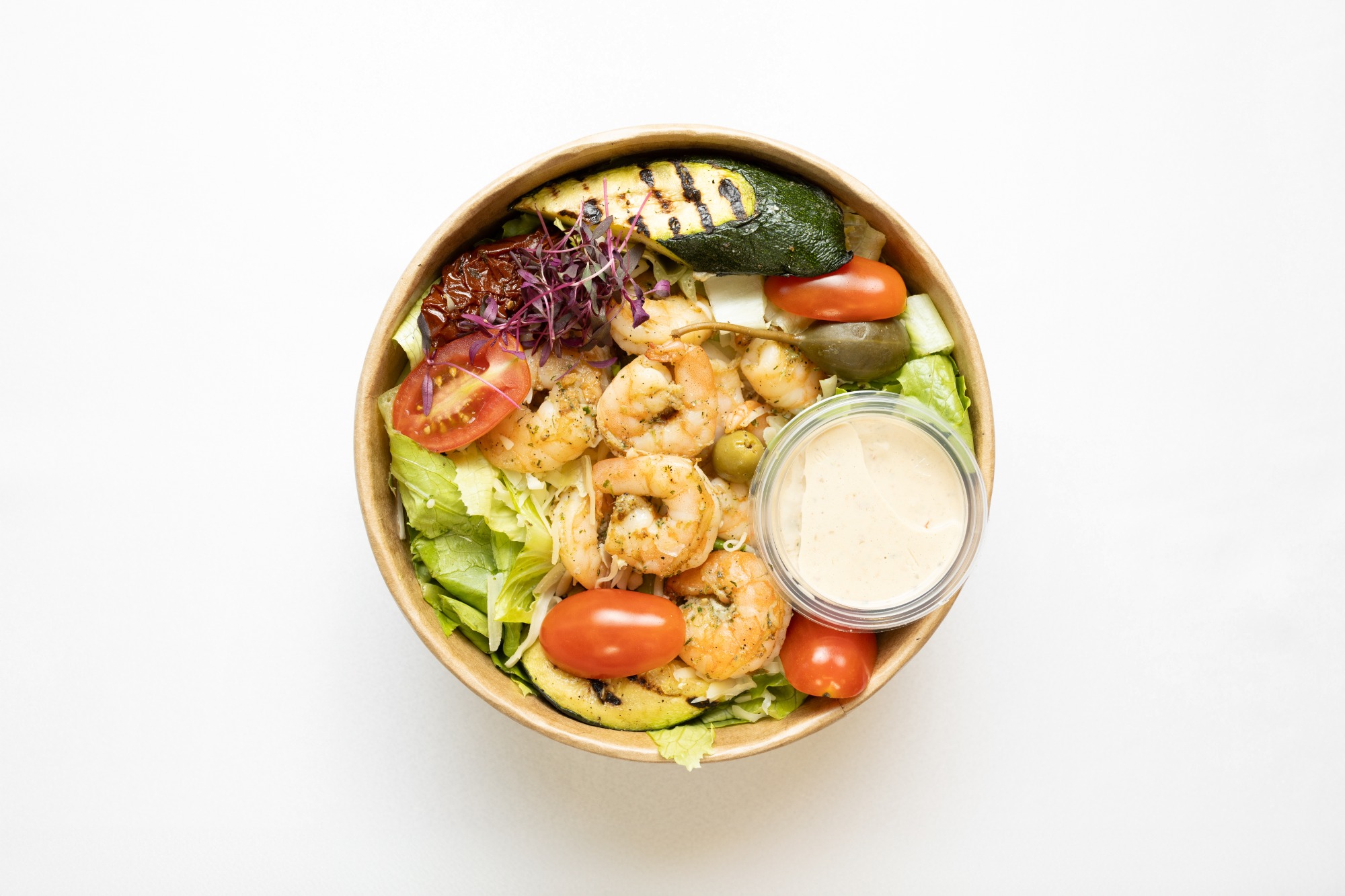 Sałatka cezar z krewetkami na kruchej sałacie z pomidorami i parmezanem