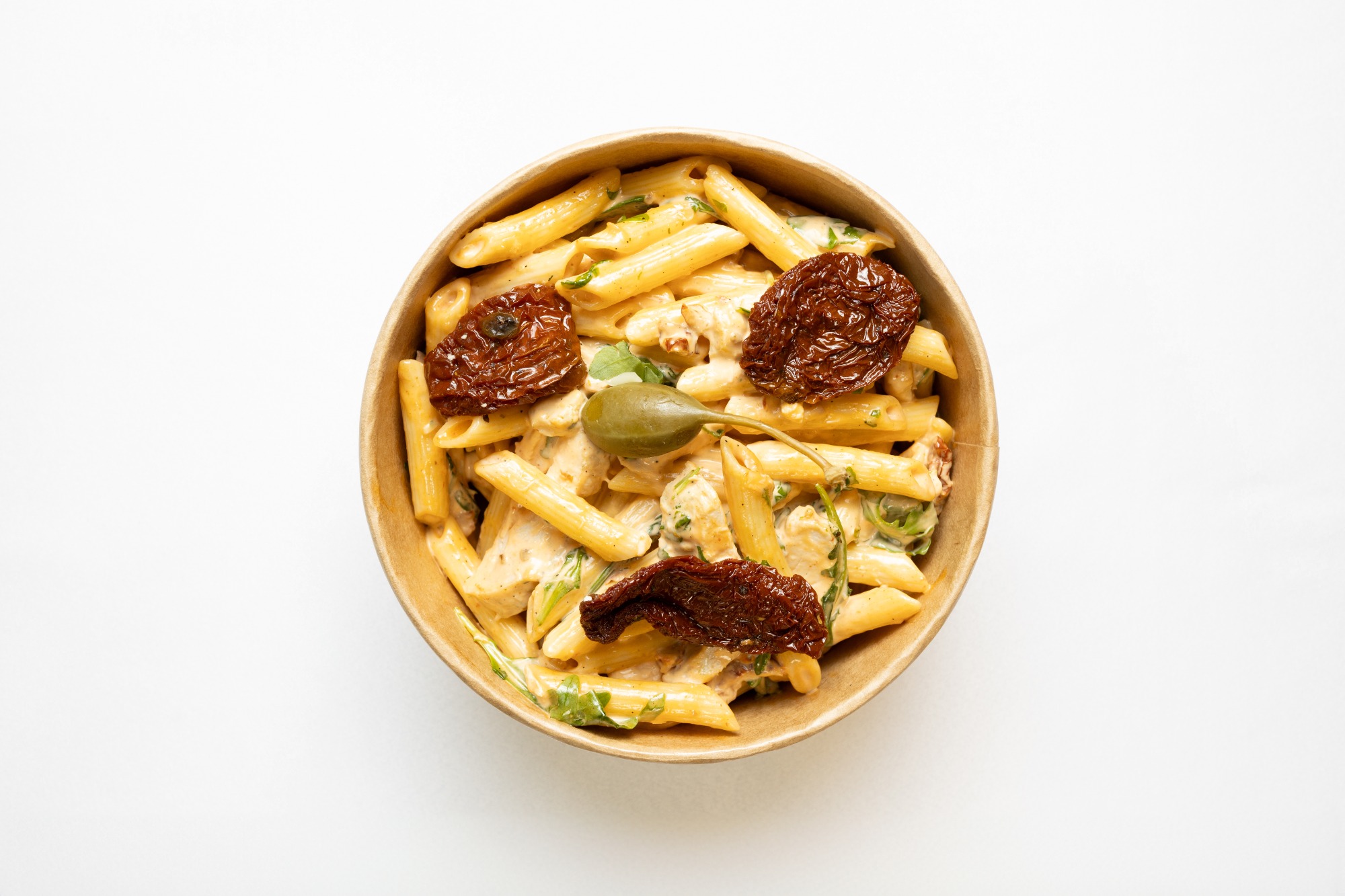 Sałatka penne z kurczakiem, suszonymi pomidorami, curry i rukolą