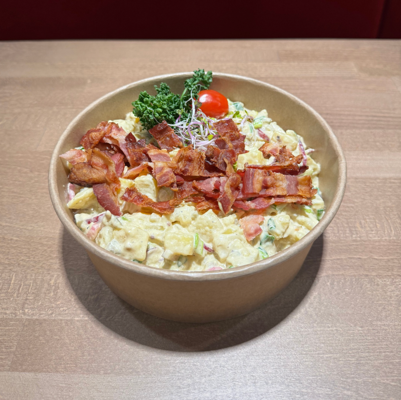 Sałatka ziemniaczana z prażonym boczkiem, piklami, szalotką i szpinakiem 