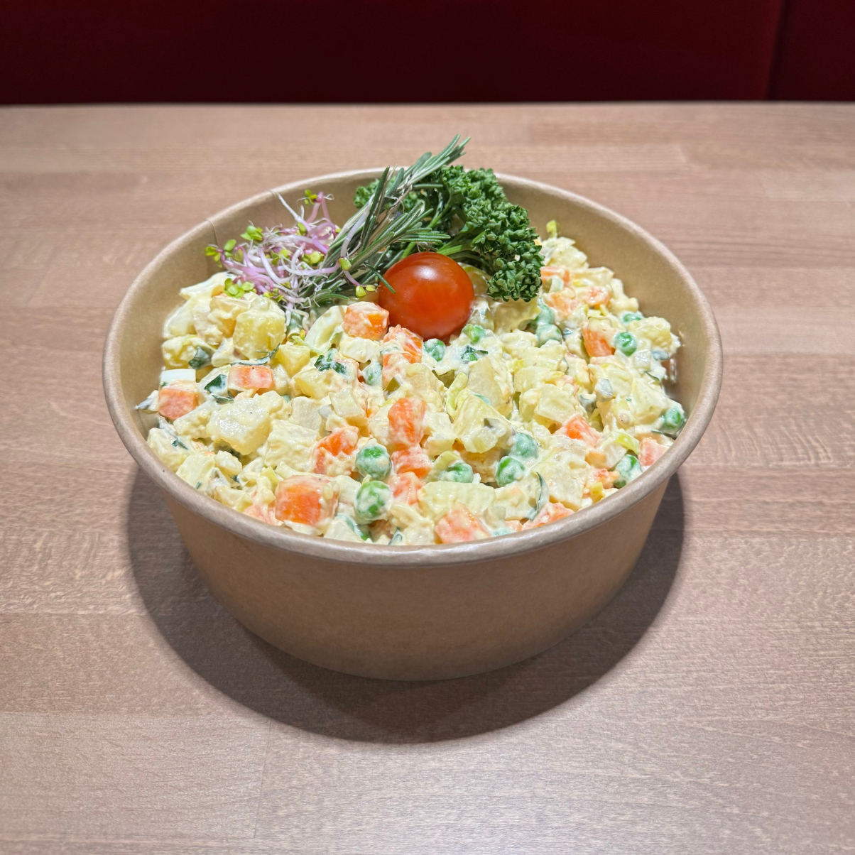 Sałatka jarzynowa z zielonym groszkiem i natką pietruszki