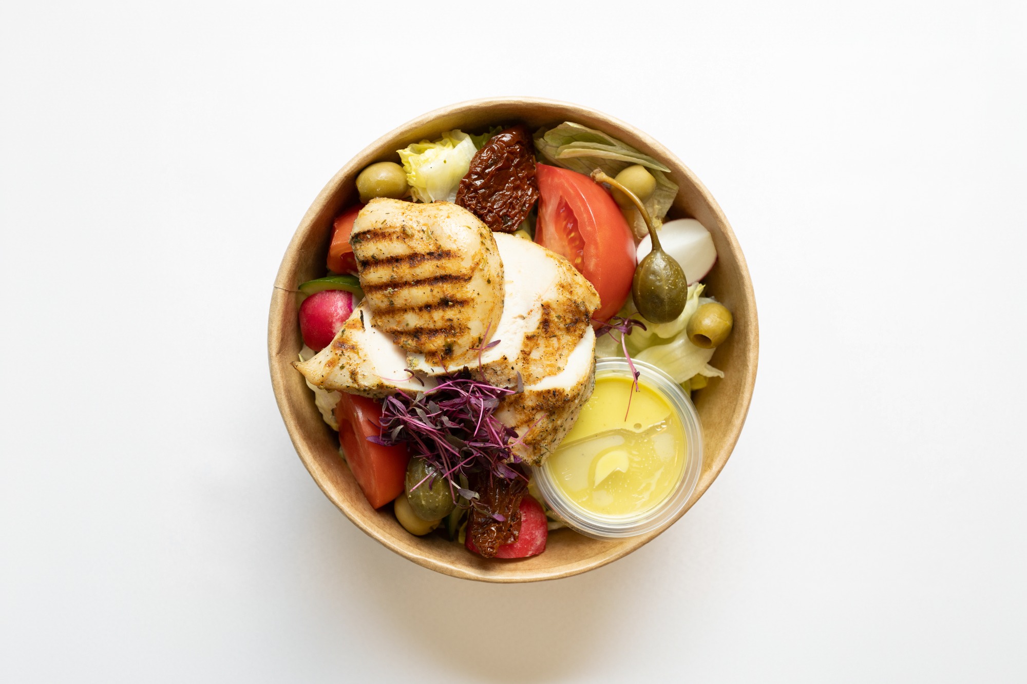 Sałatka z grillowanym kurczakiem ze świeżymi warzywami i winegret 