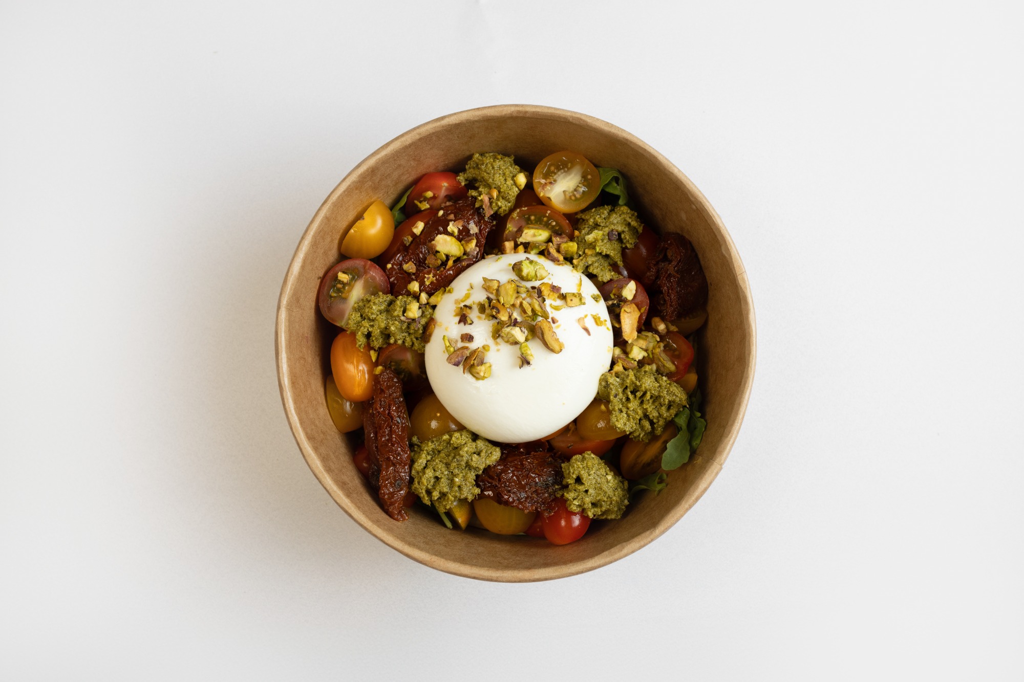 Sałatka z buratą z kolorowymi pomidorami cherry z pesto bazyliowym i pistacjami