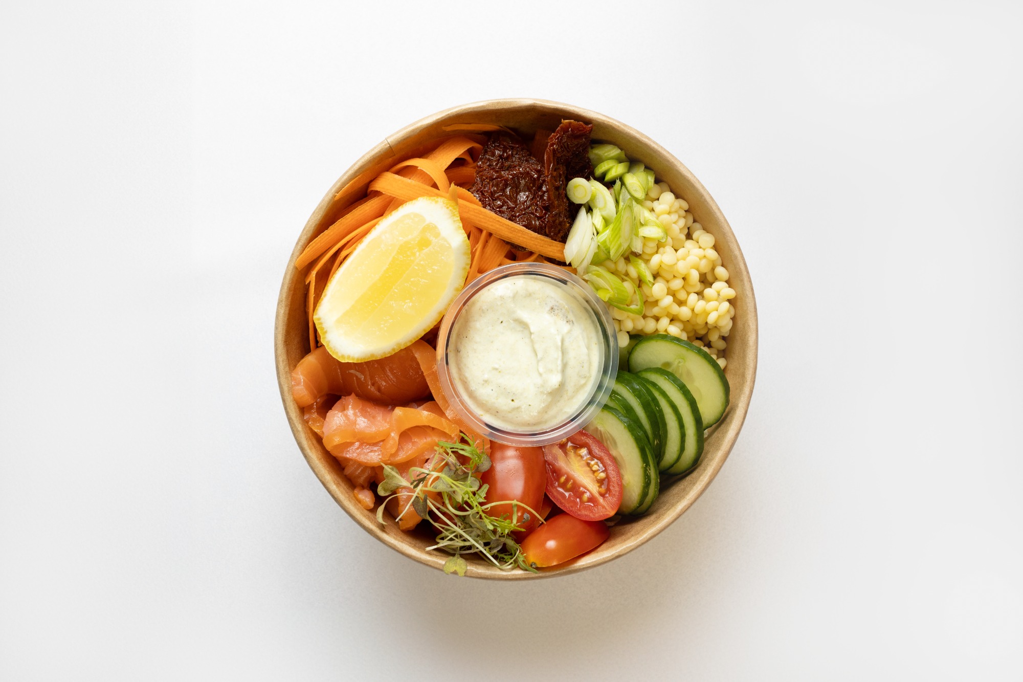 Sałatka bowl z wędzonym łososiem