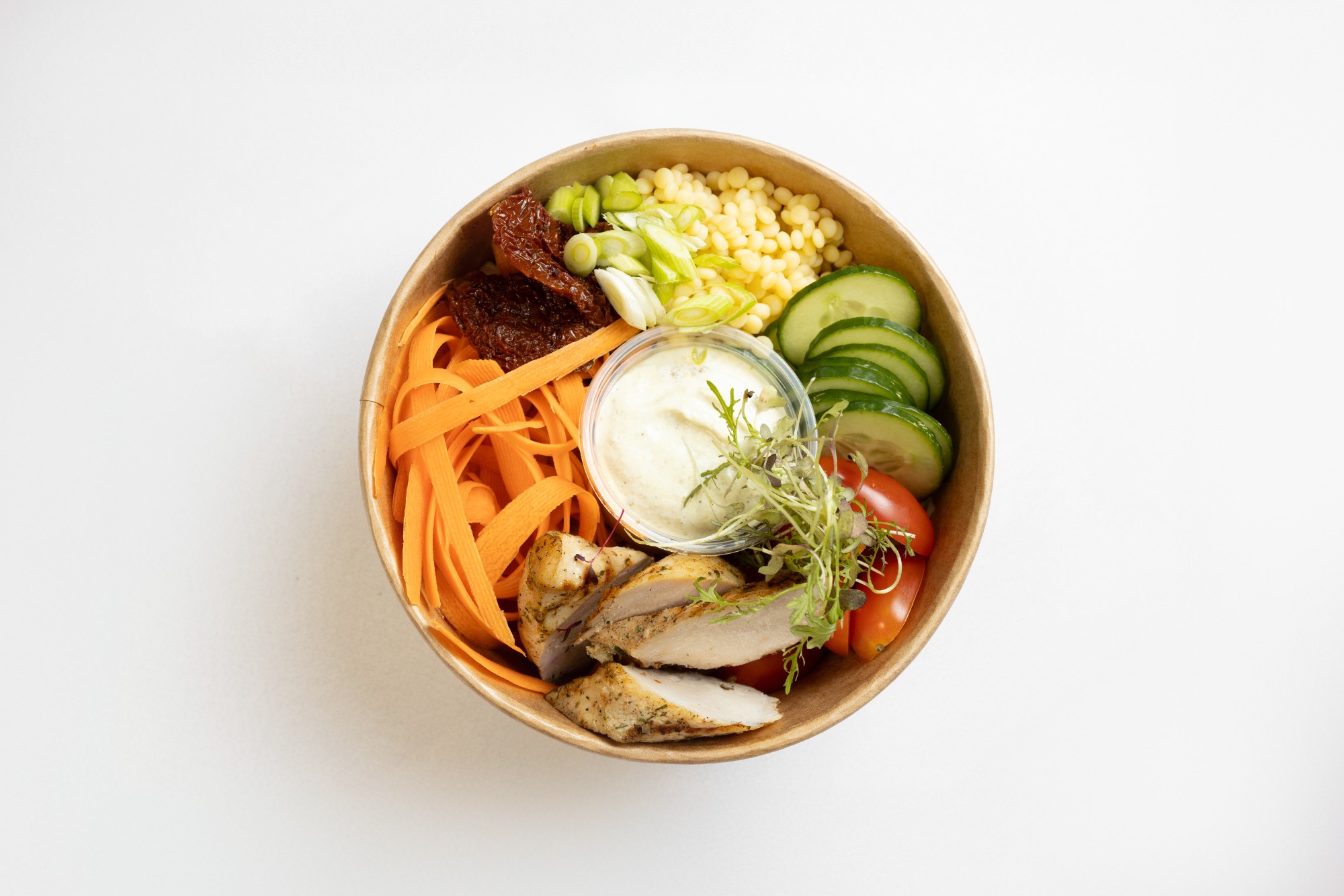 Sałatka bowl z grillowanym kurczakiem