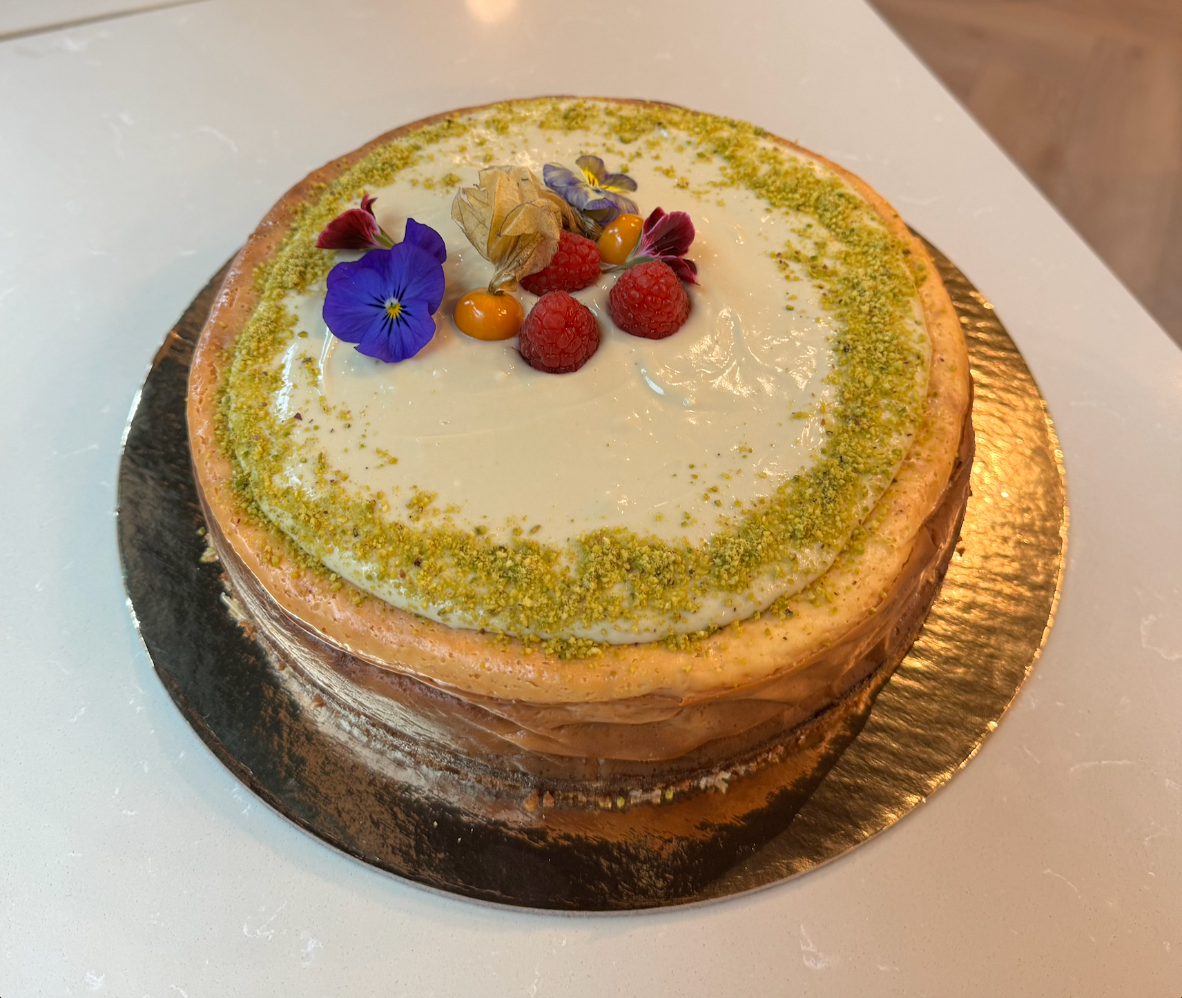 Sernik z musem z pistacji